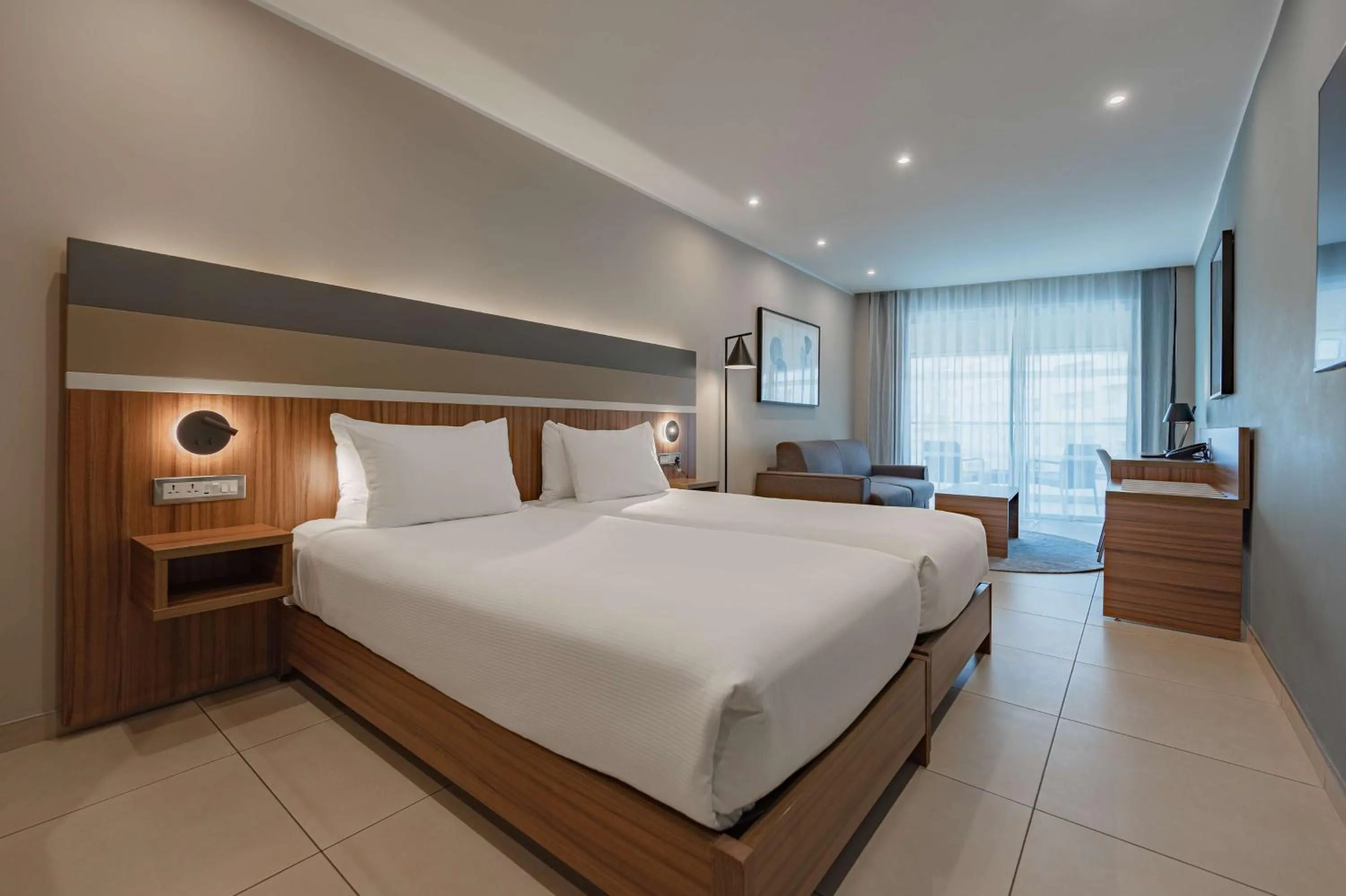 Living room, Bed in DoubleTree by Hilton Malta