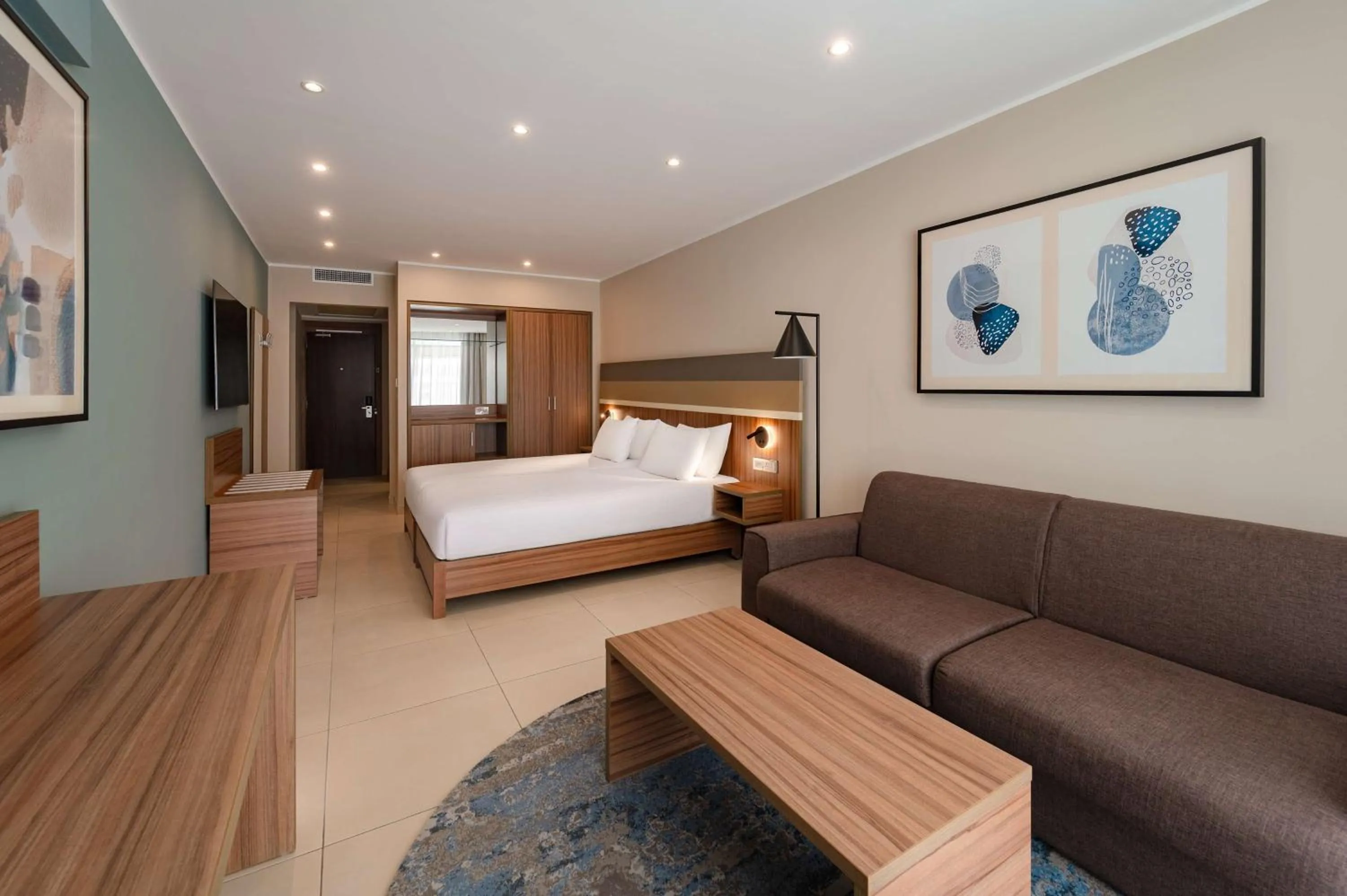 Living room, Bed in DoubleTree by Hilton Malta