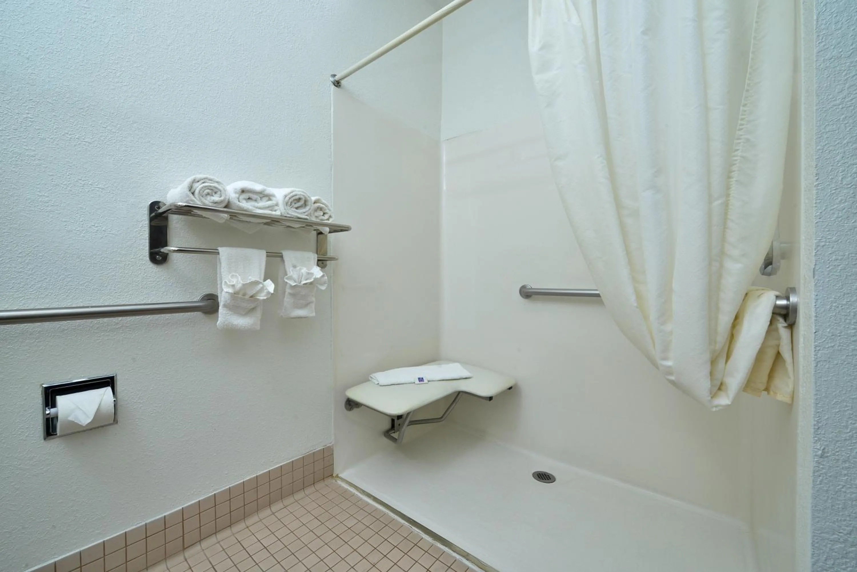 Bathroom in Motel 6-Dallas, TX - North - Richardson