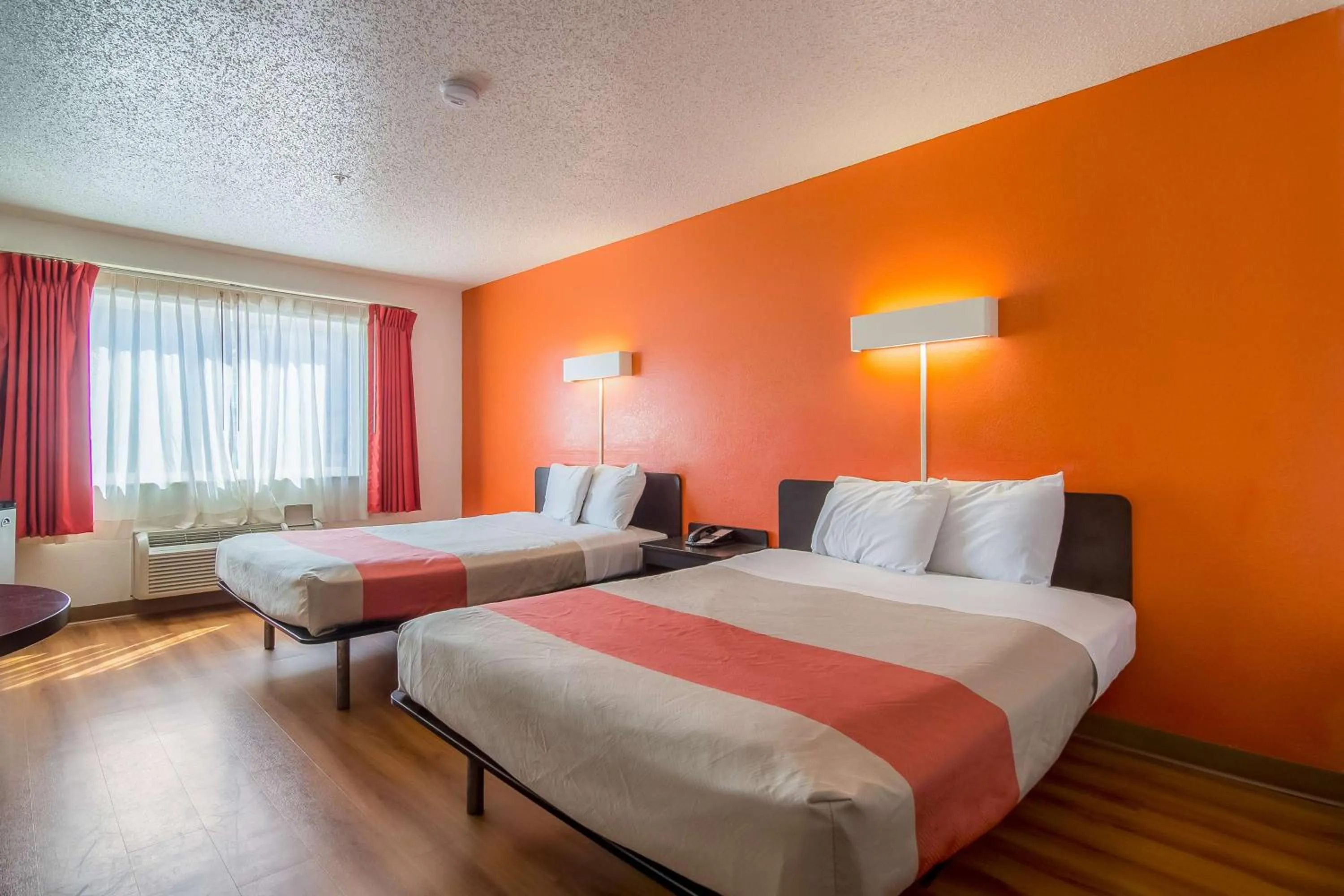 Photo of the whole room, Bed in Motel 6-Dallas, TX - North - Richardson