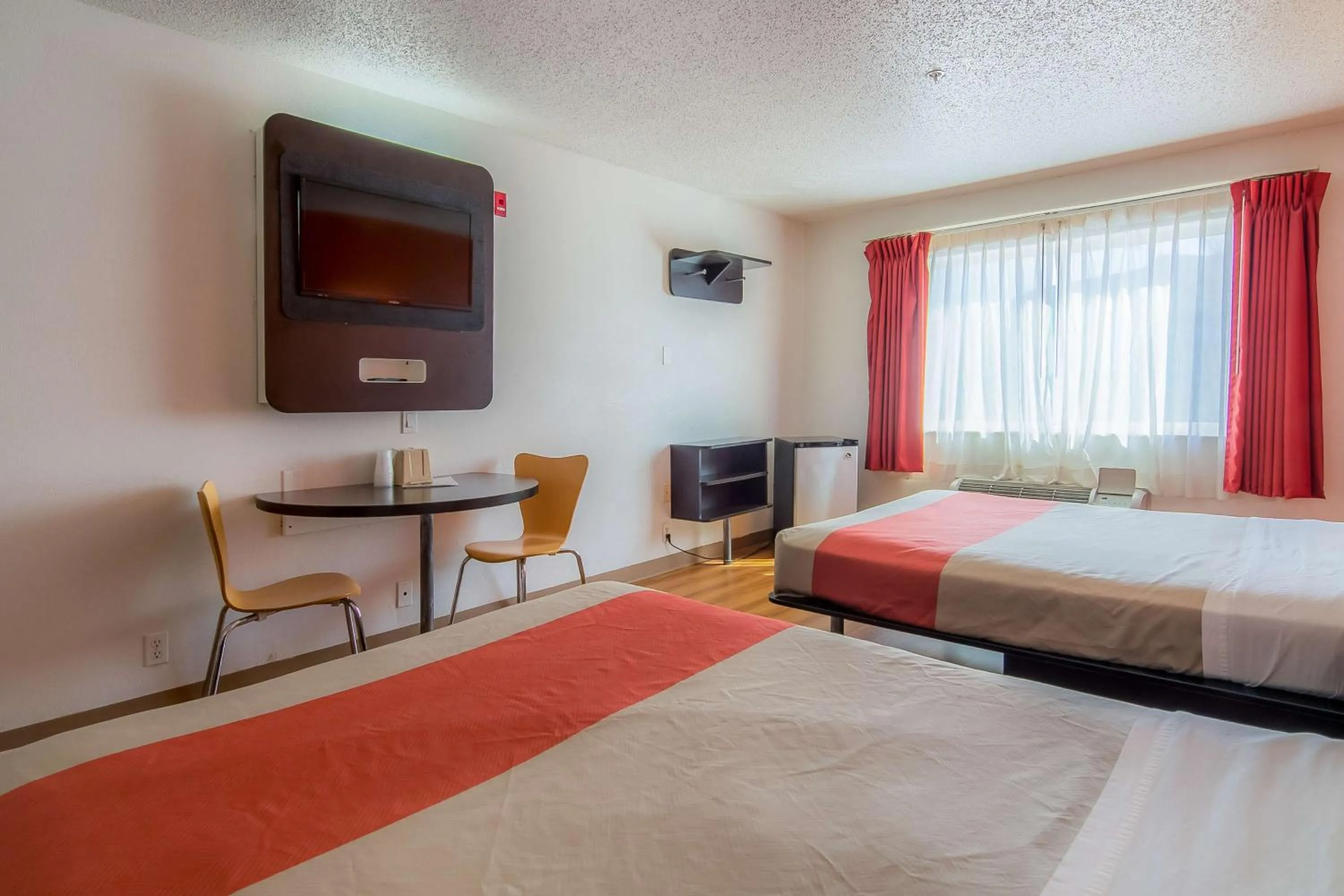 Photo of the whole room, Bed in Motel 6-Dallas, TX - North - Richardson
