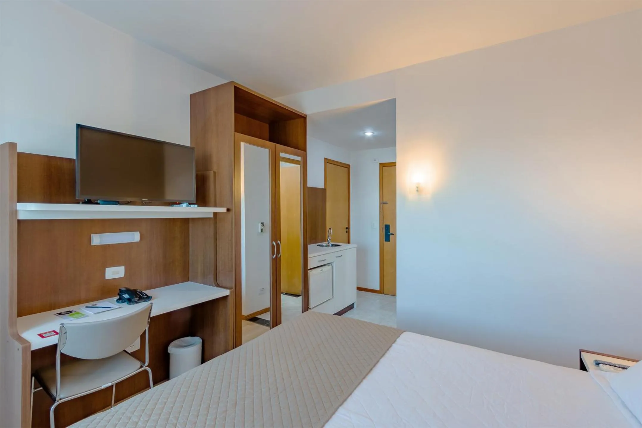 Photo of the whole room, Bed in Bristol Centro Civico Curitiba