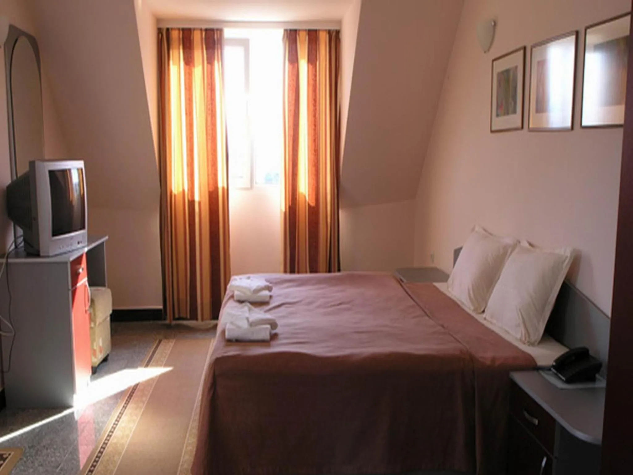 Photo of the whole room, Bed in Hotel Ertancom