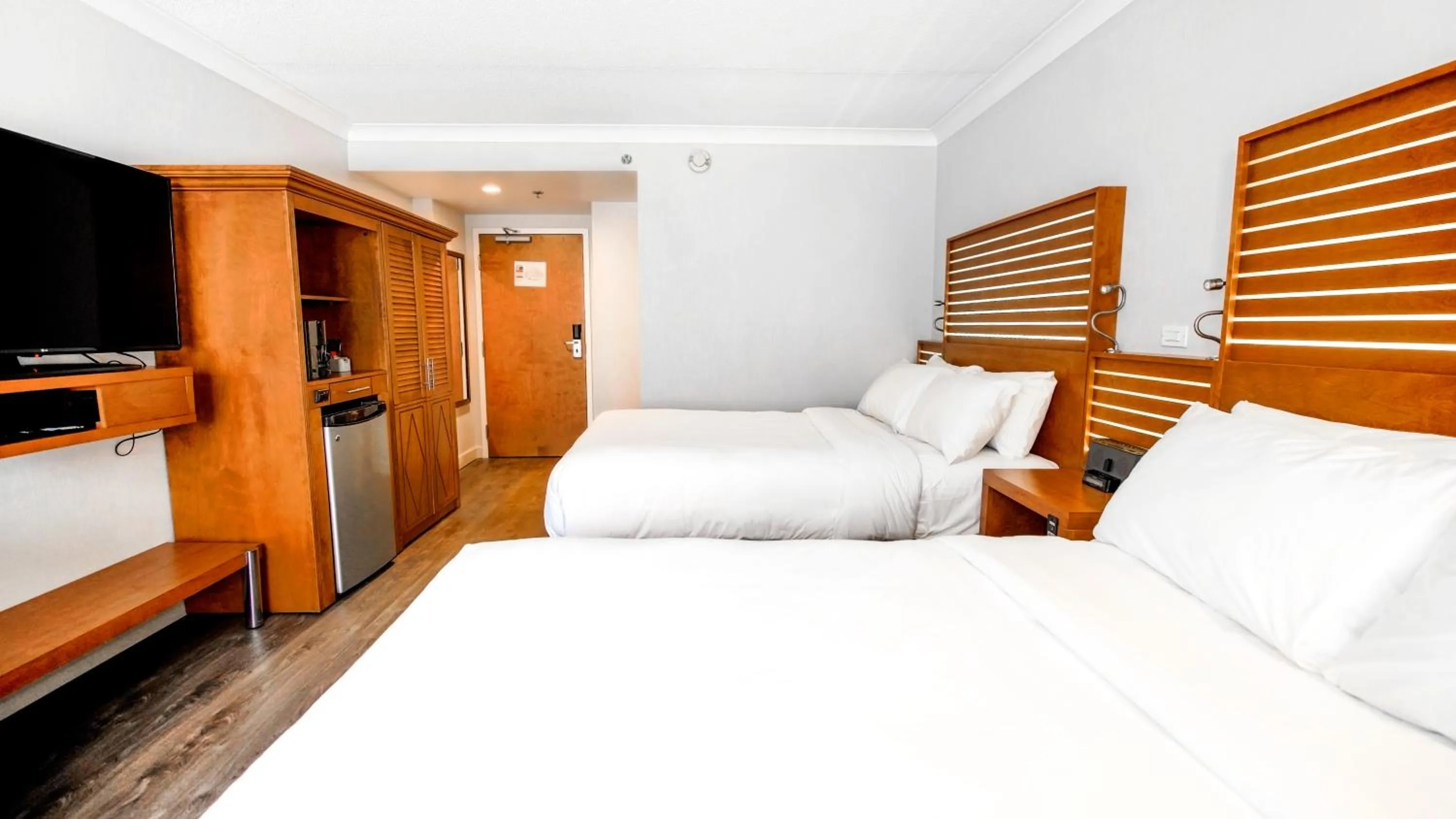 Double Room with Two Double Beds and Shower in Hôtel Lindbergh par JARO