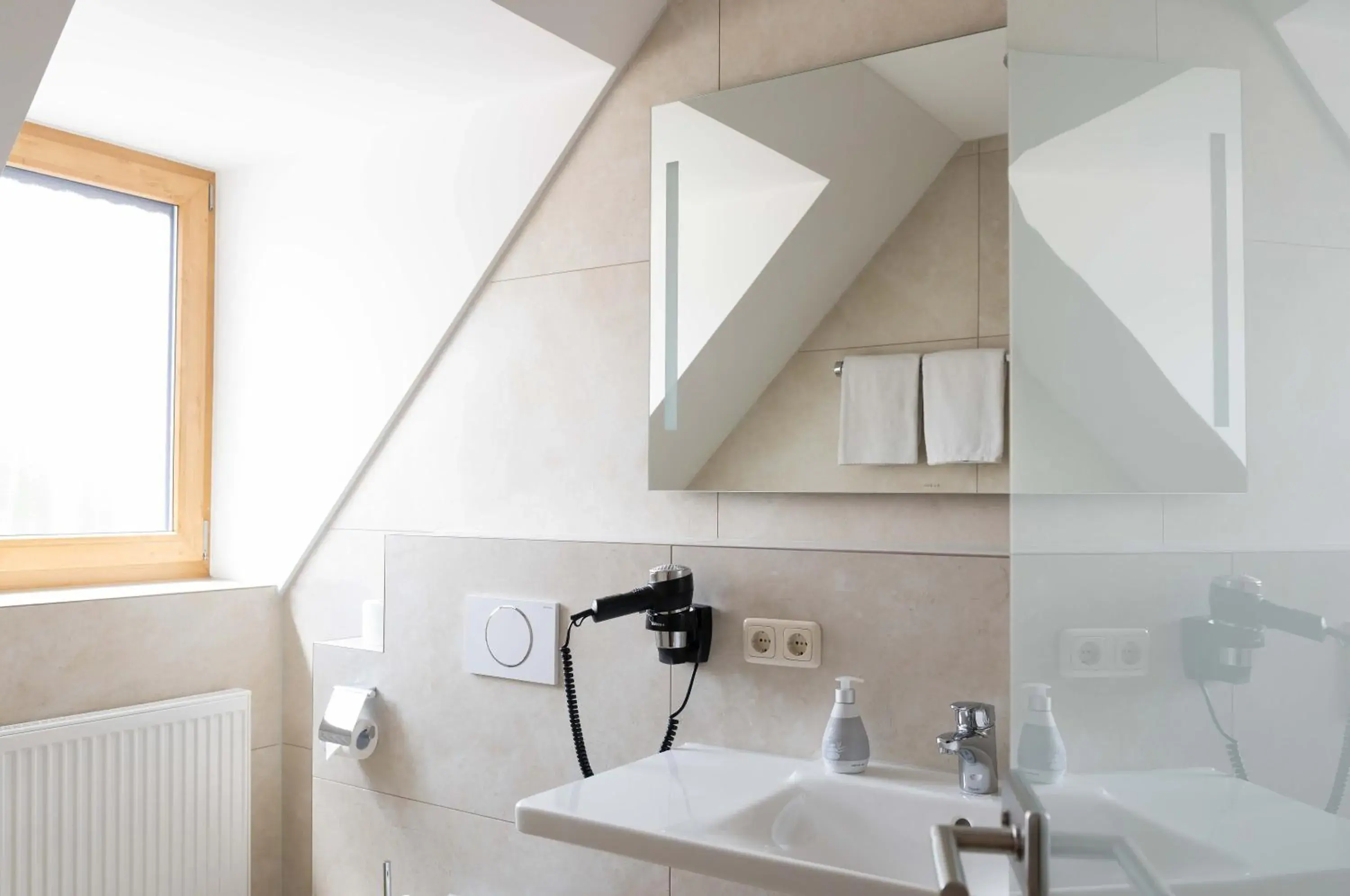 Standard Single Room with Shower - single occupancy in Hotel Gasthof Rosenwirt Standard Single Room with Shower - single occupancy in Hotel Gasthof Rosenwirt