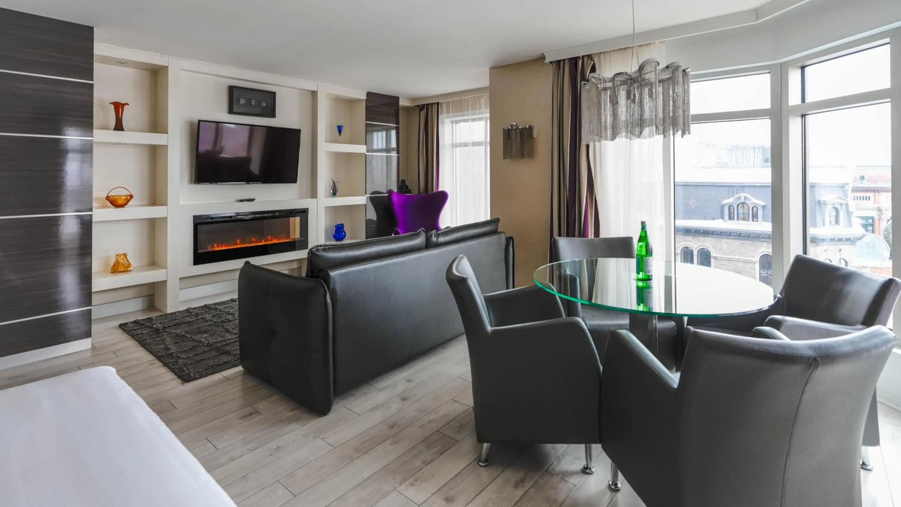 Communal lounge/ TV room in Hôtel Palace Royal Centre-Ville Québec par JARO