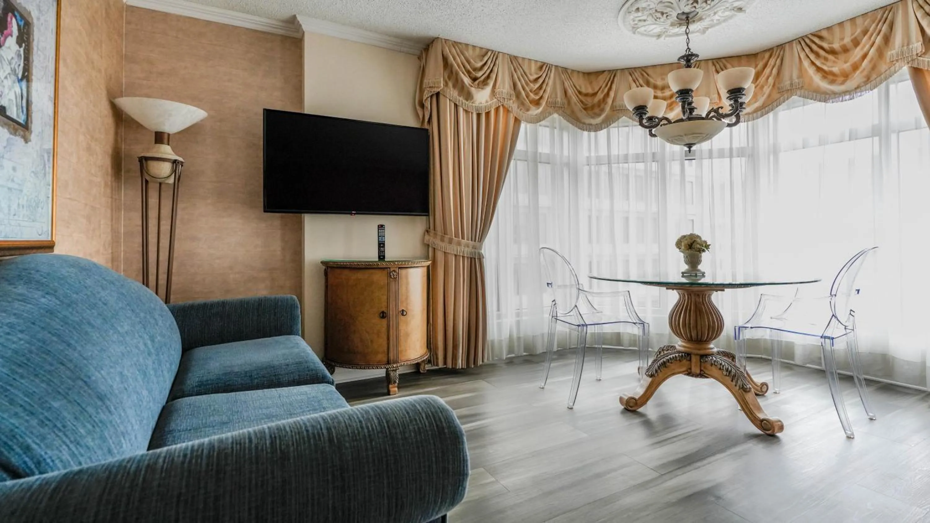 TV and multimedia in Hôtel Palace Royal Centre-Ville Québec par JARO