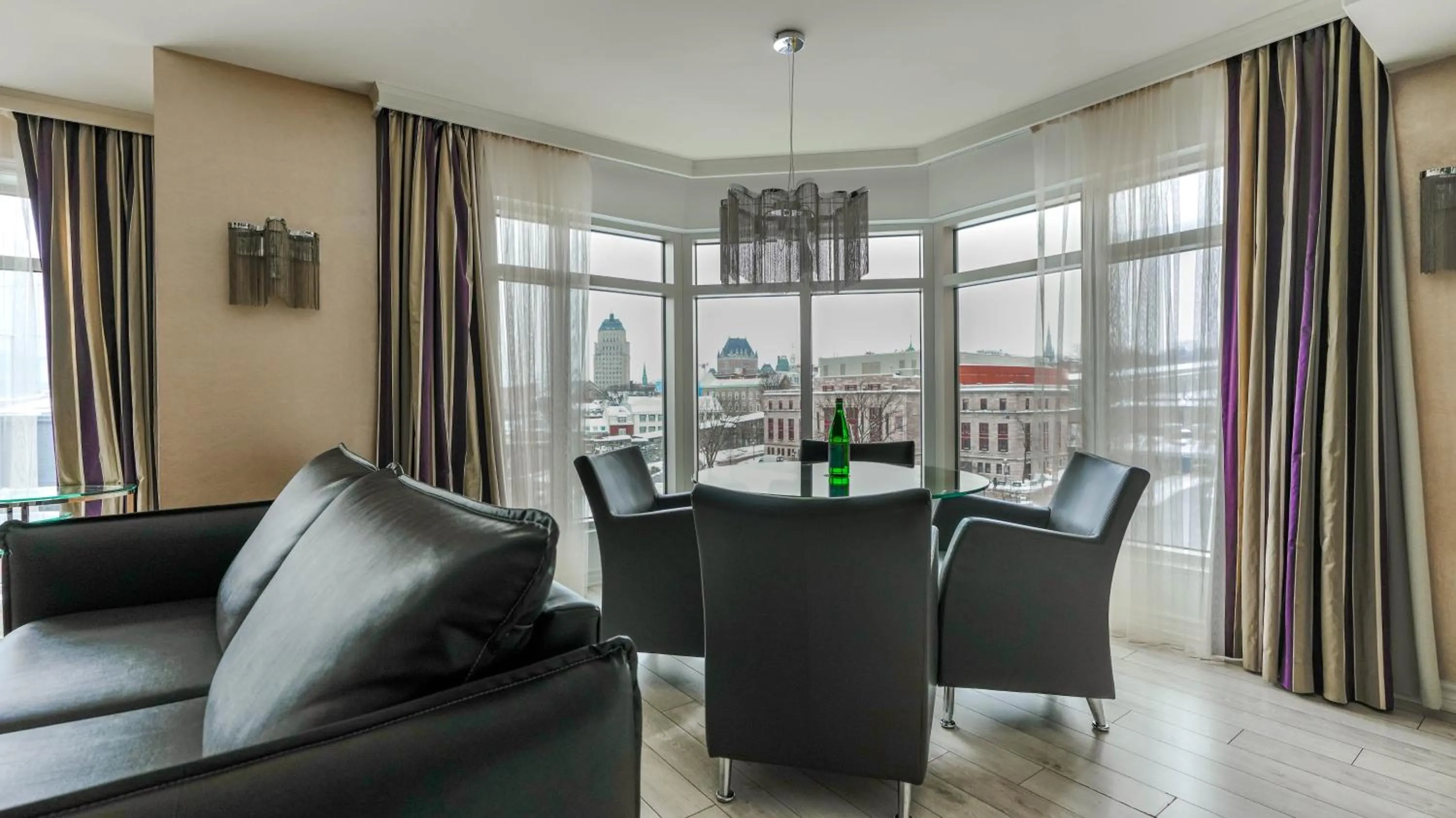 Dining area in Hôtel Palace Royal Centre-Ville Québec par JARO