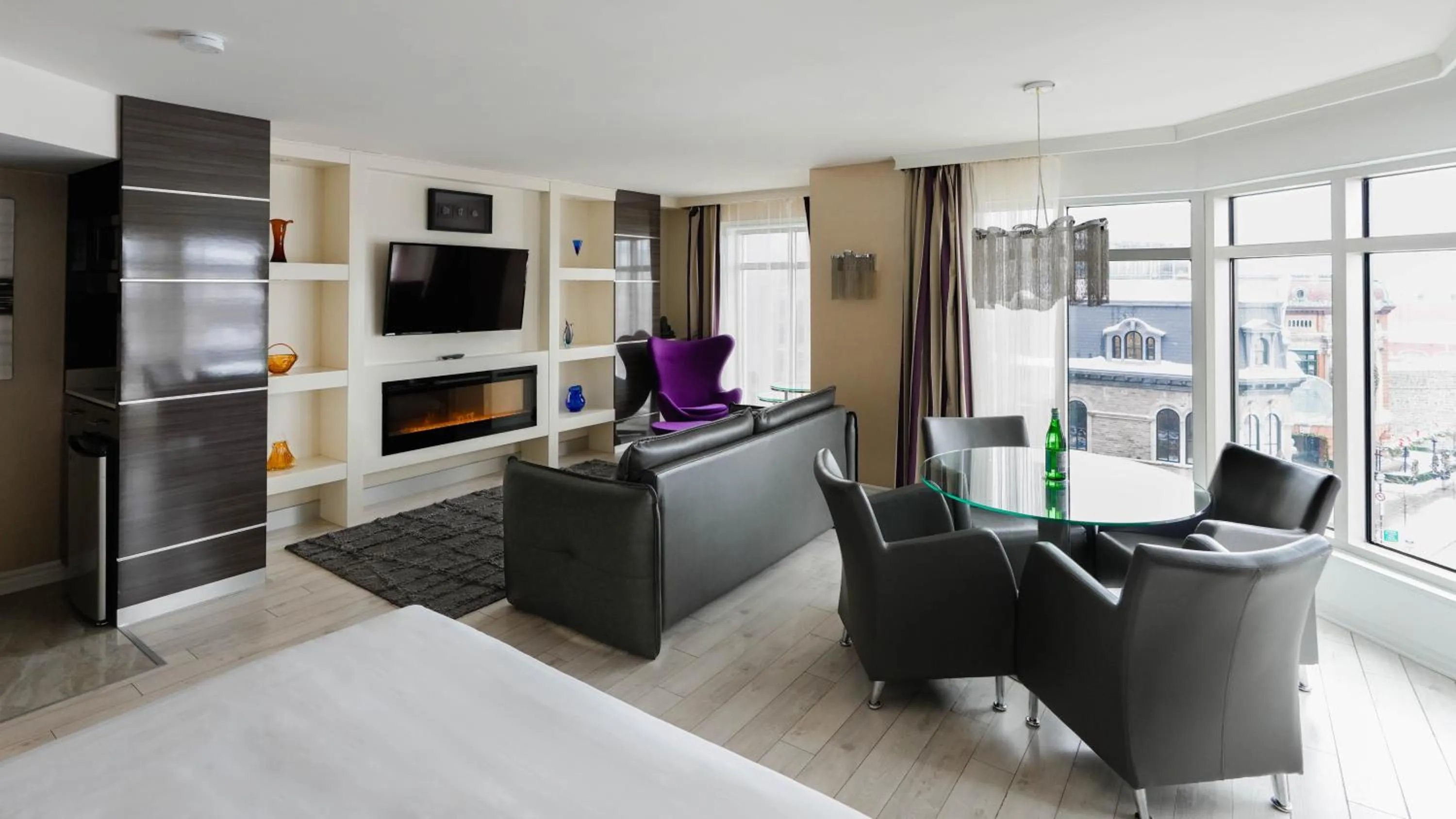 Communal lounge/ TV room in Hôtel Palace Royal Centre-Ville Québec par JARO