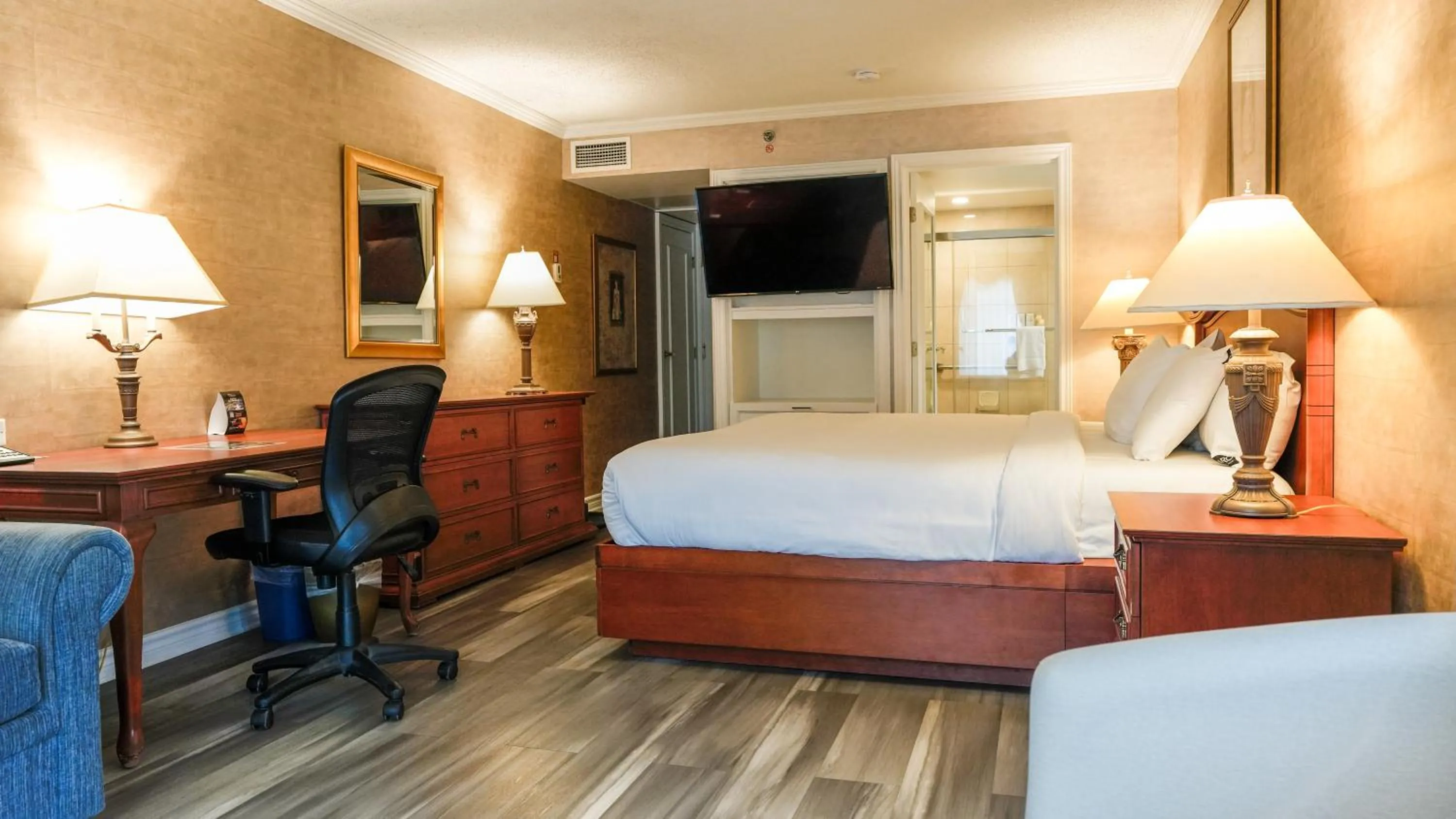 Bed in Hôtel Palace Royal Centre-Ville Québec par JARO