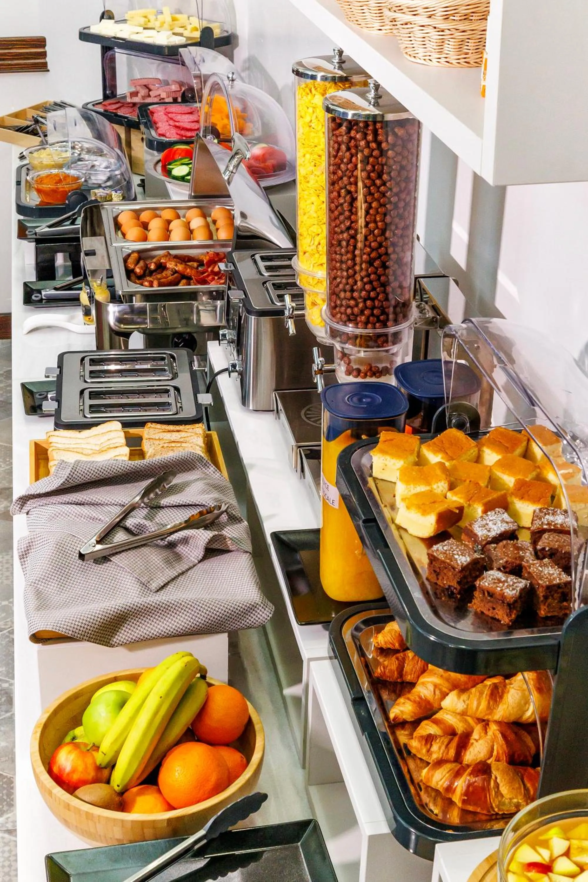 Food and drinks in La Strada Boutique Villa