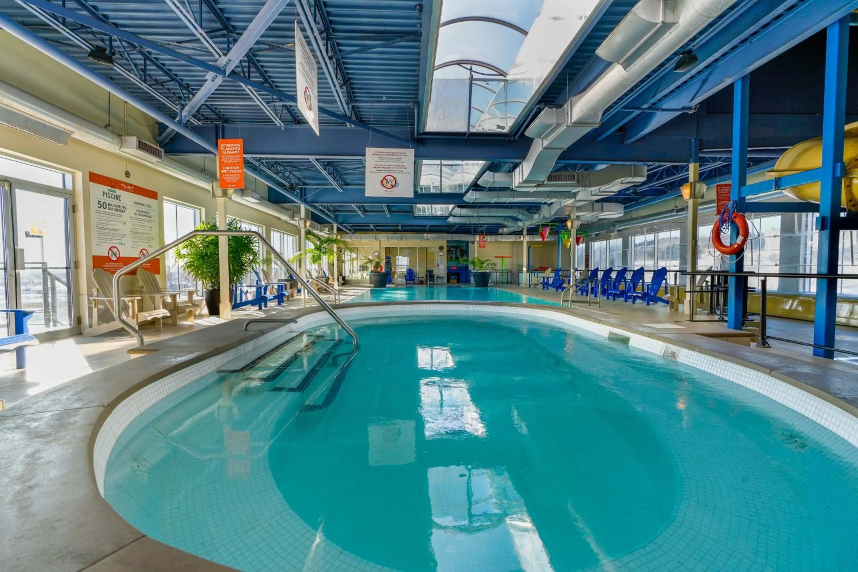 Hot Tub in Hôtel Must Aéroport de Québec par JARO