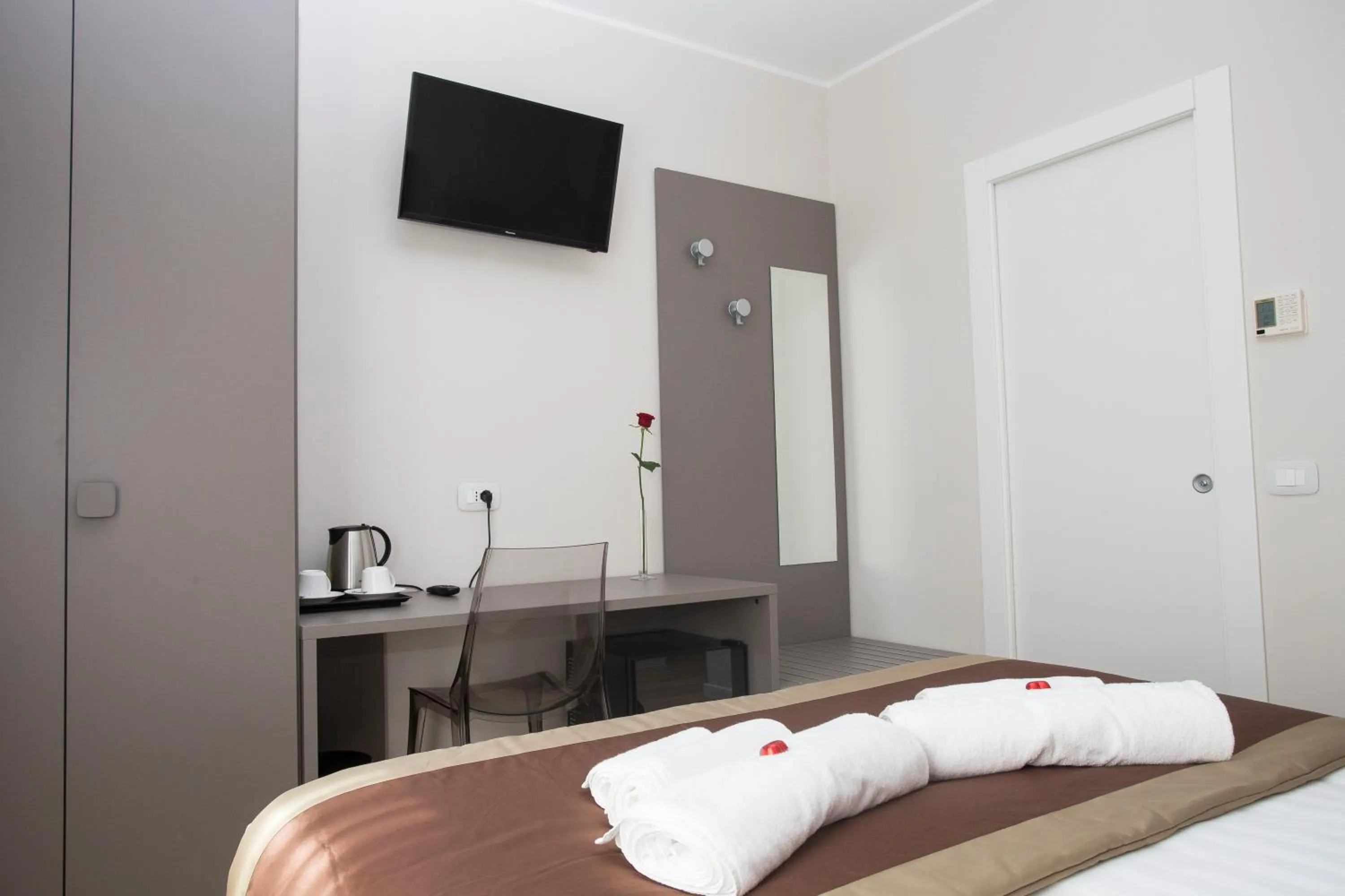 Decorative detail, Bed in Leonardo Da Vinci Guest House