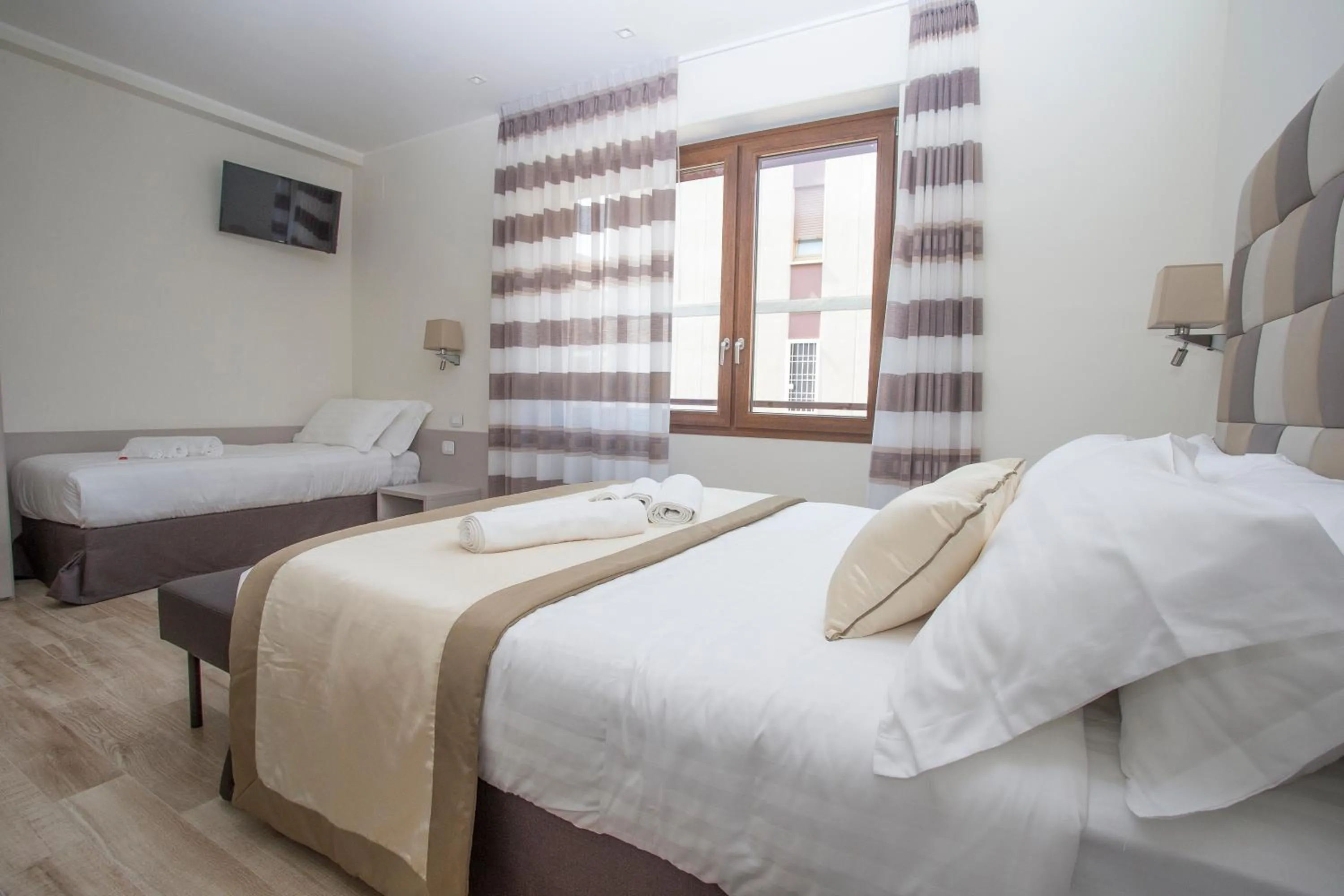 Day, Bed in Leonardo Da Vinci Guest House