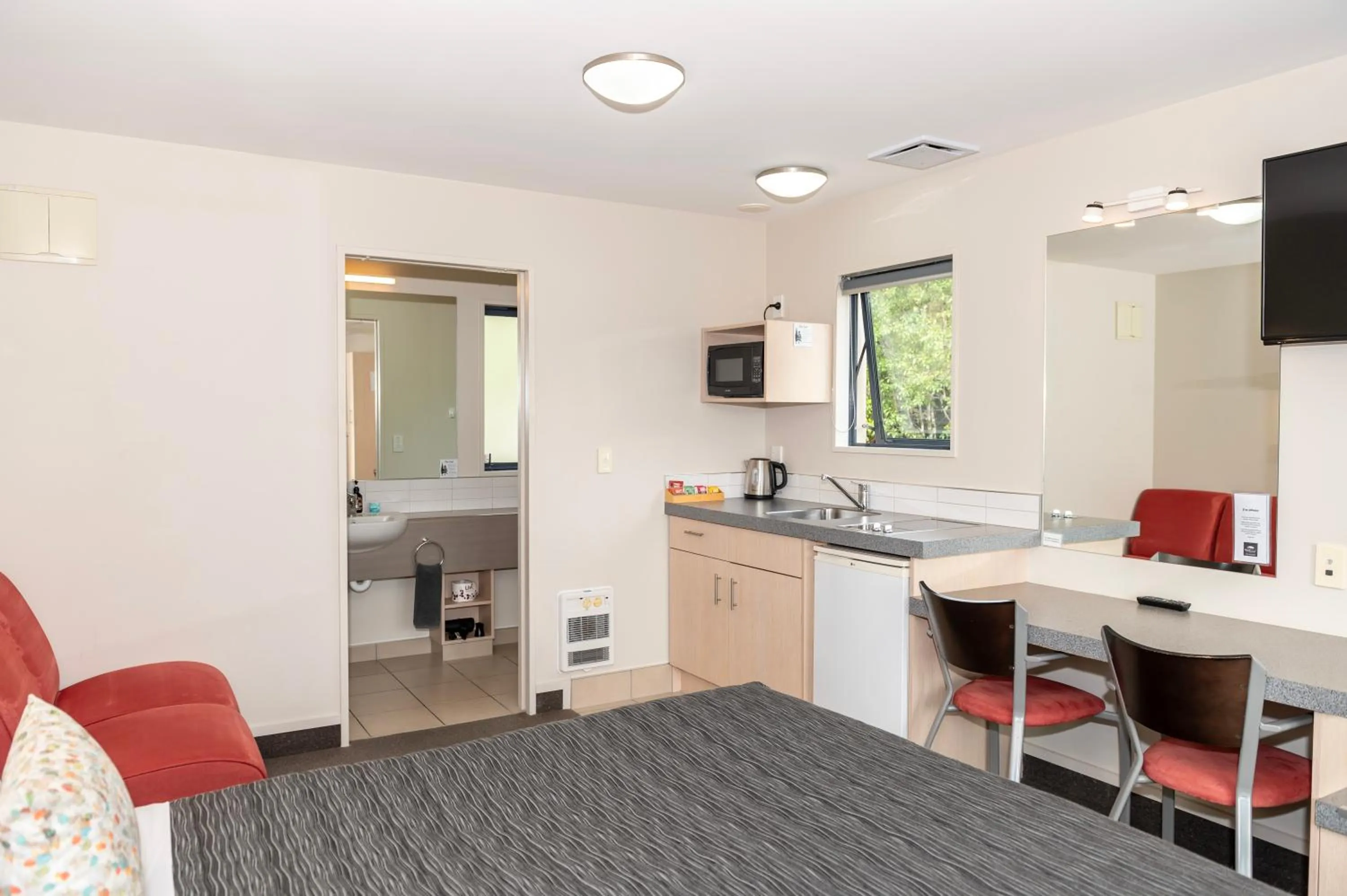 TV and multimedia in Bella Vista Motel Fox Glacier