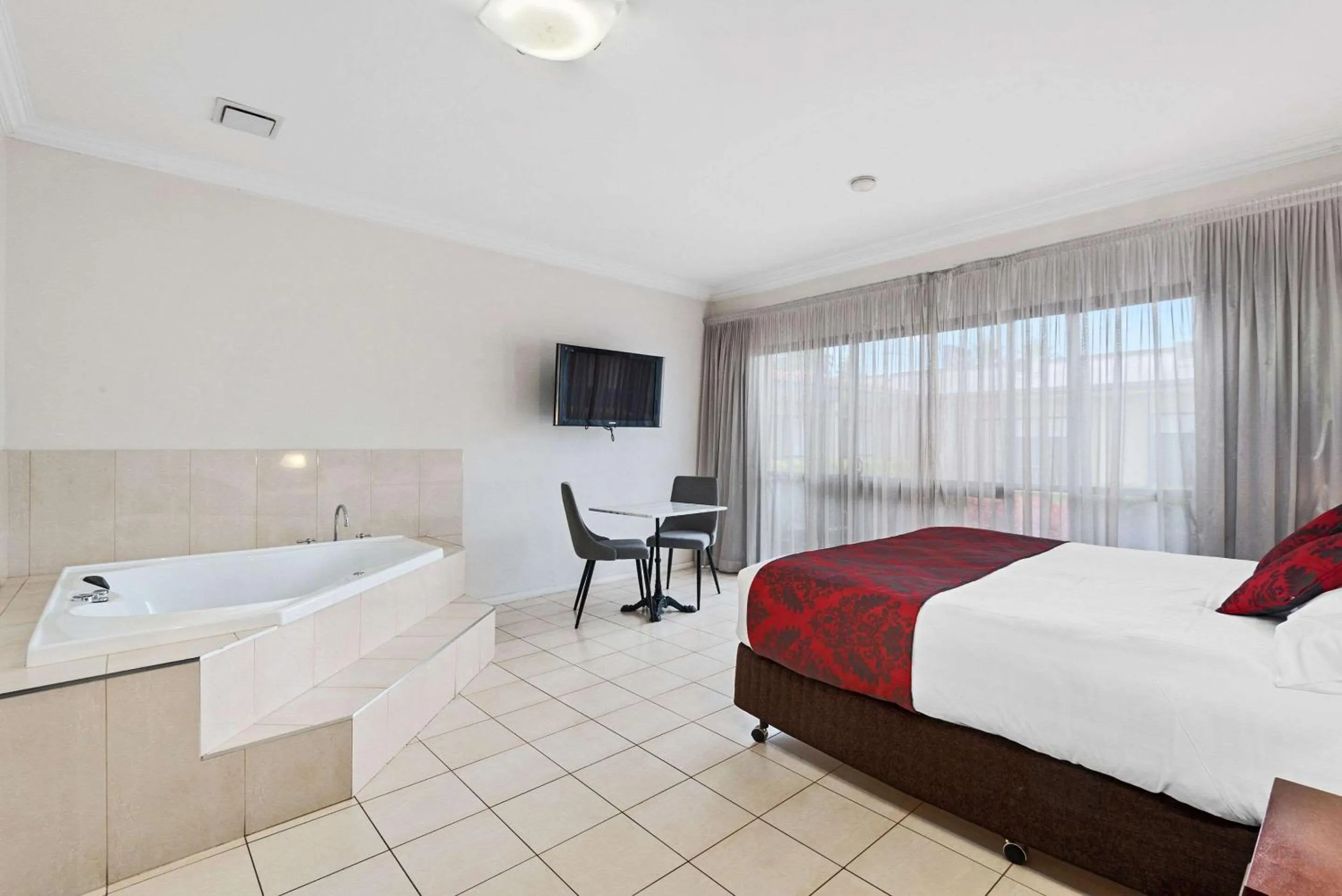 Bedroom, Bed in Comfort Inn Deakin Palms