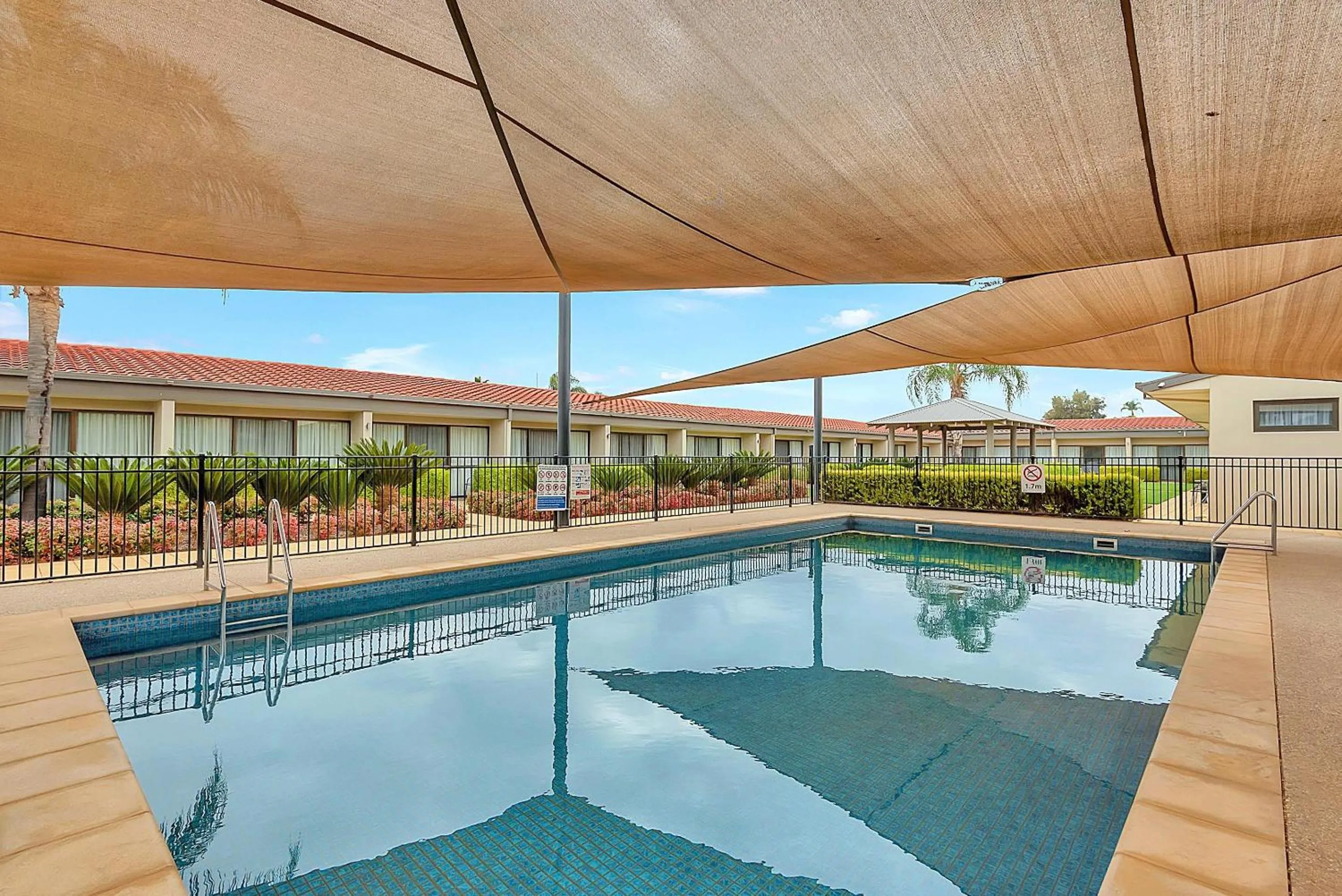 Swimming pool in Comfort Inn Deakin Palms