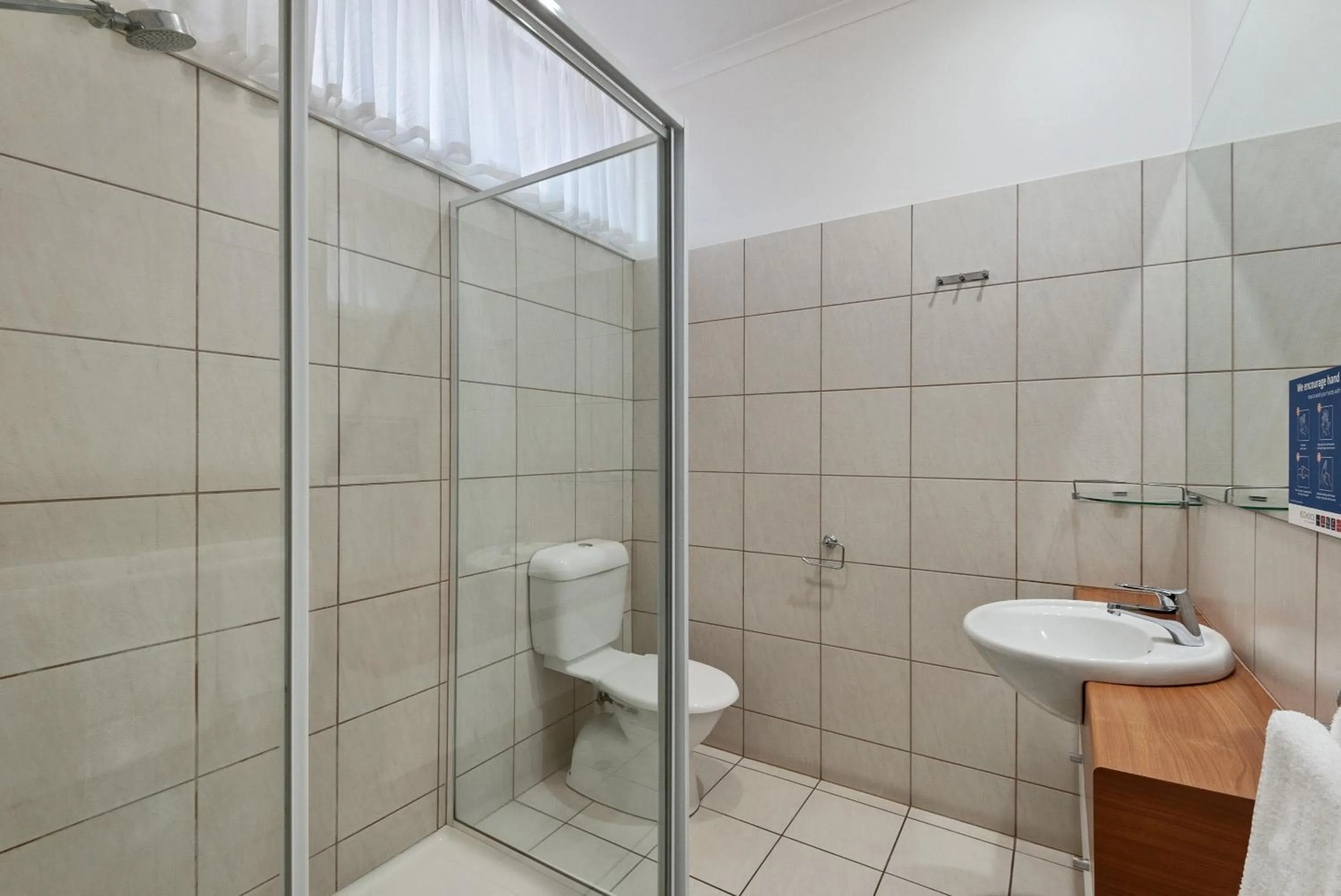 Bathroom in Comfort Inn Deakin Palms