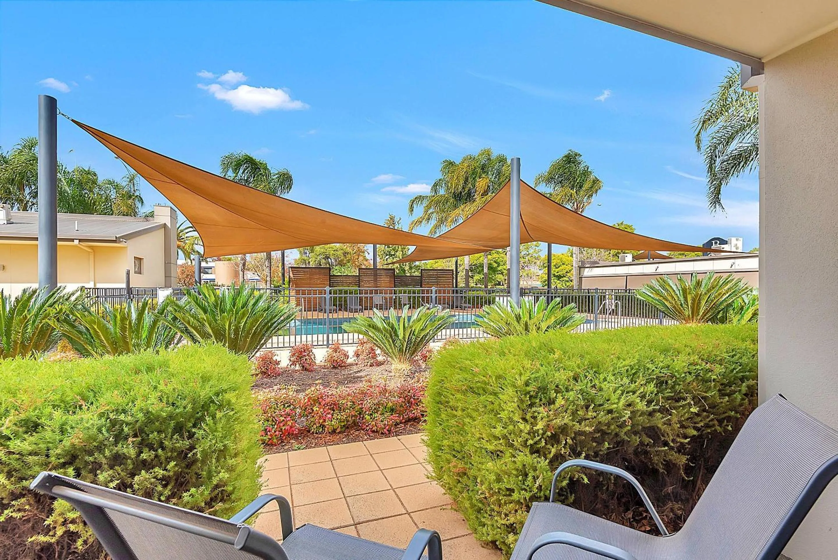 Swimming pool in Comfort Inn Deakin Palms