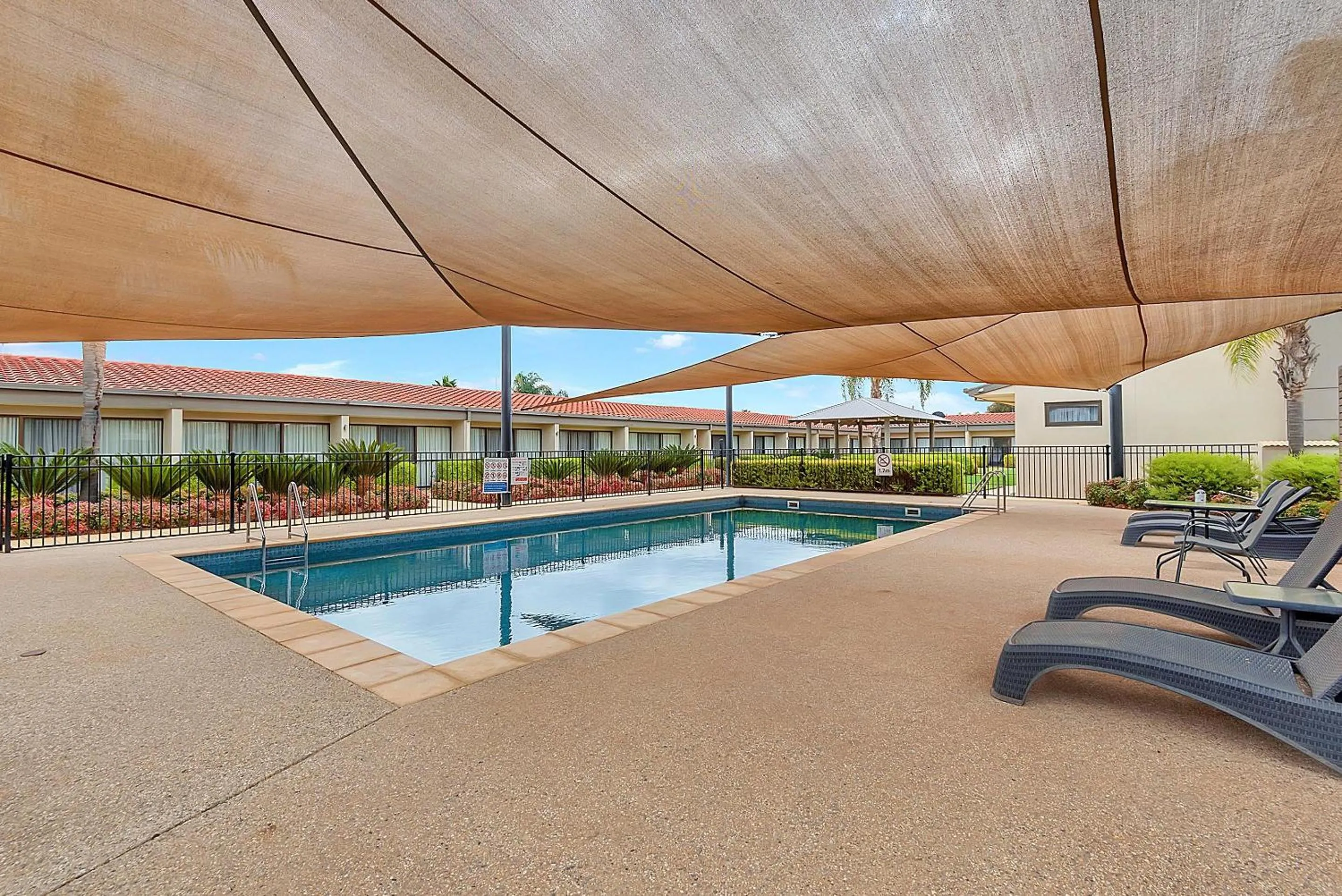 Swimming pool in Comfort Inn Deakin Palms