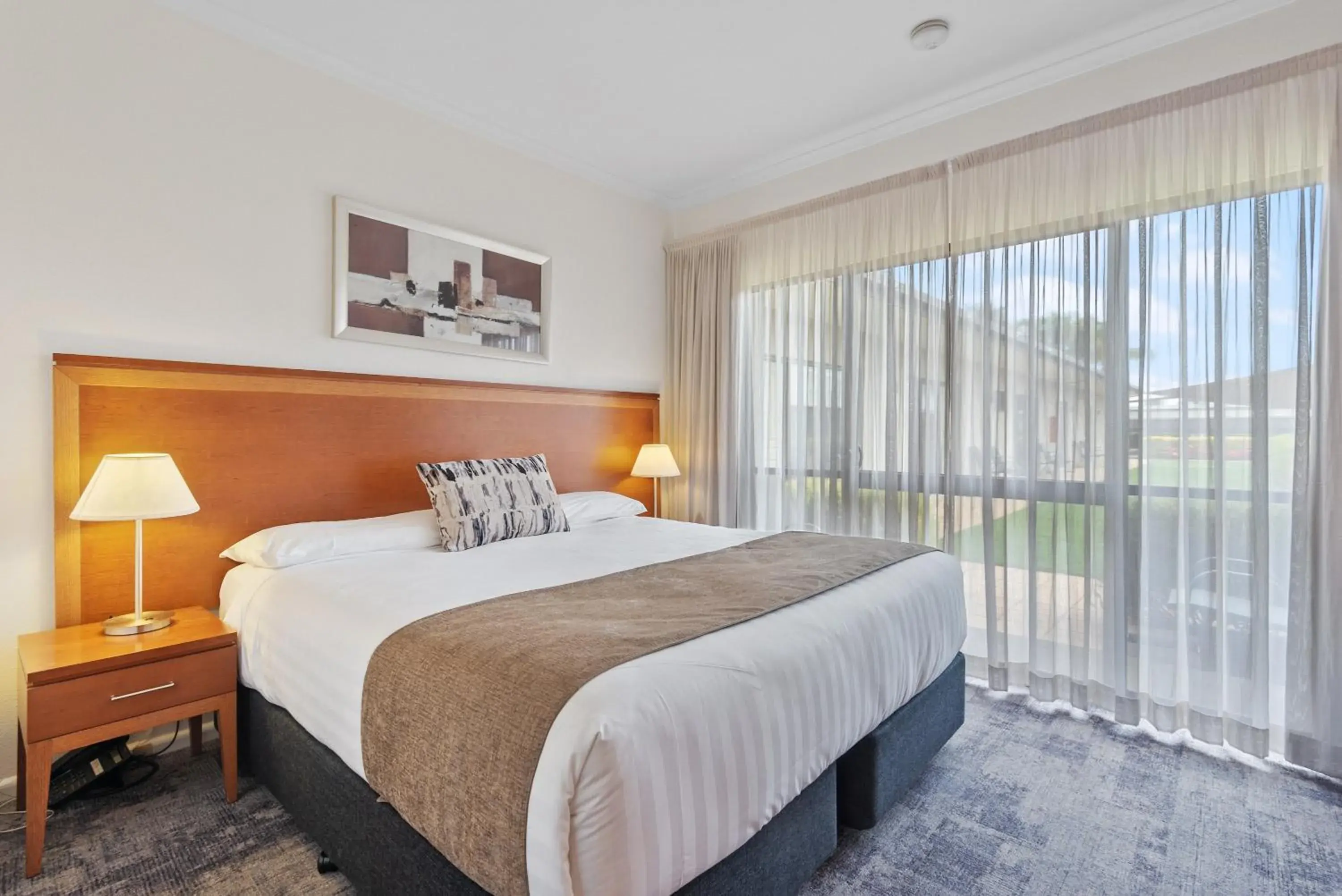 Standard King Room in Comfort Inn Deakin Palms Standard King Room in Comfort Inn Deakin Palms