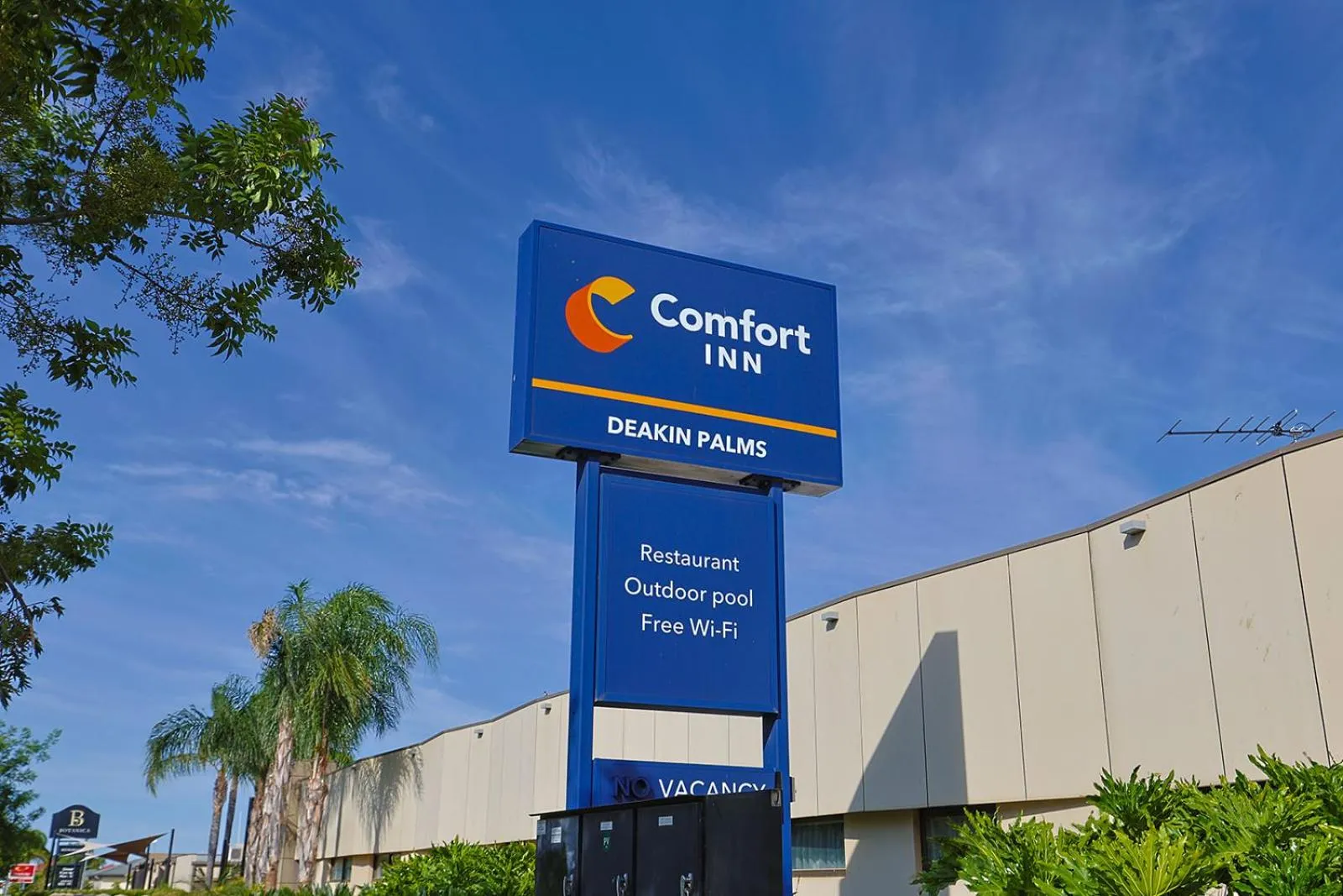 Logo/Certificate/Sign in Comfort Inn Deakin Palms