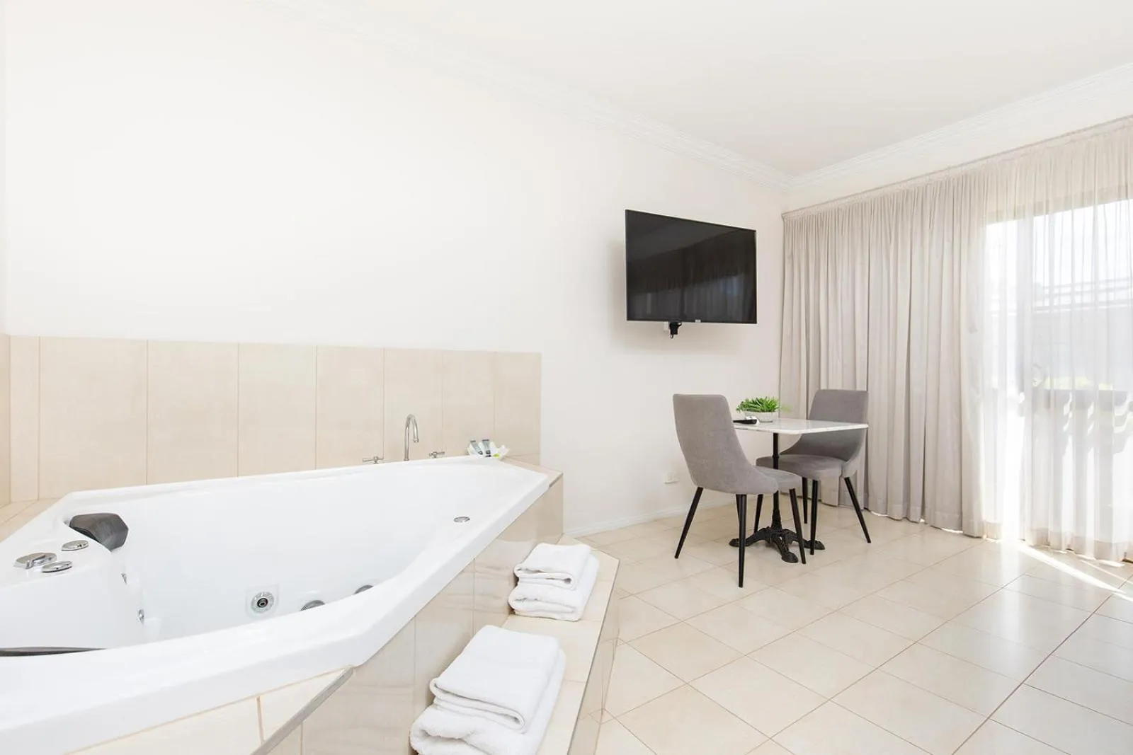 Hot Tub in Comfort Inn Deakin Palms