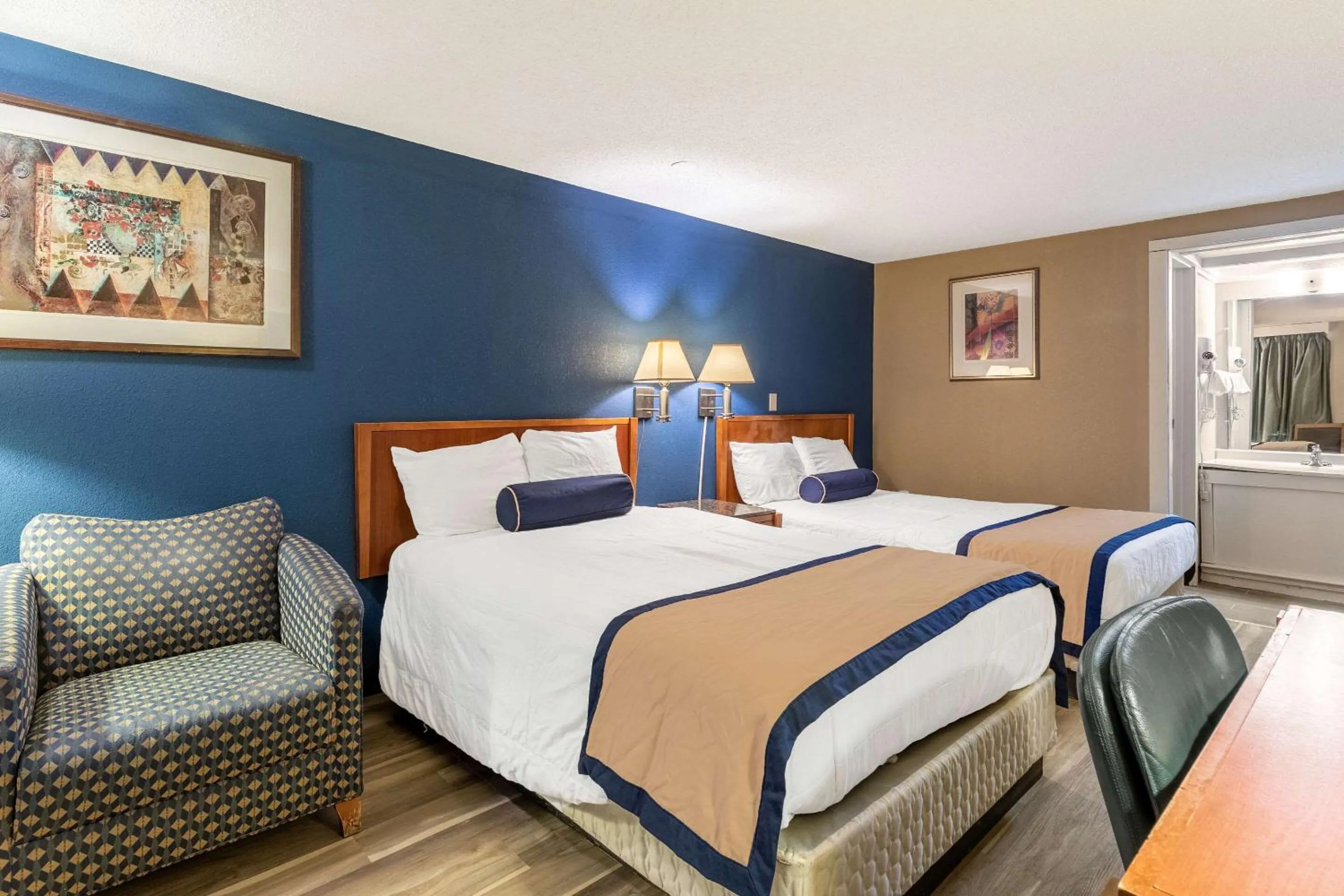 Photo of the whole room, Bed in Value Inn Kenosha I-94 - Exit 344