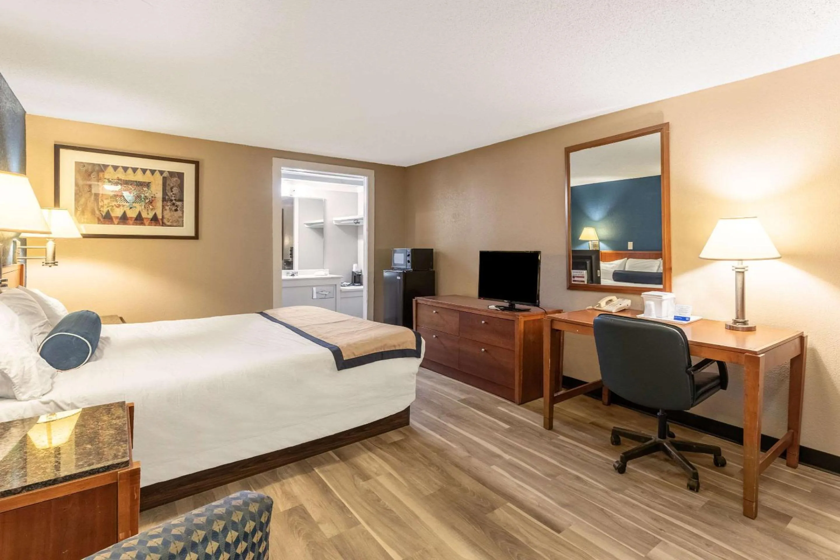 Photo of the whole room, Bed in Value Inn Kenosha I-94 - Exit 344