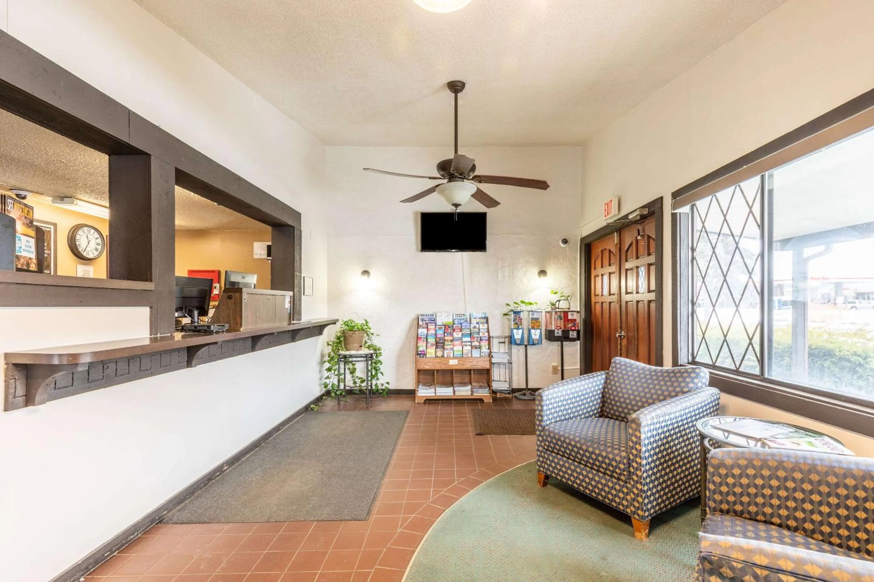 Lobby or reception in Value Inn Kenosha I-94 - Exit 344