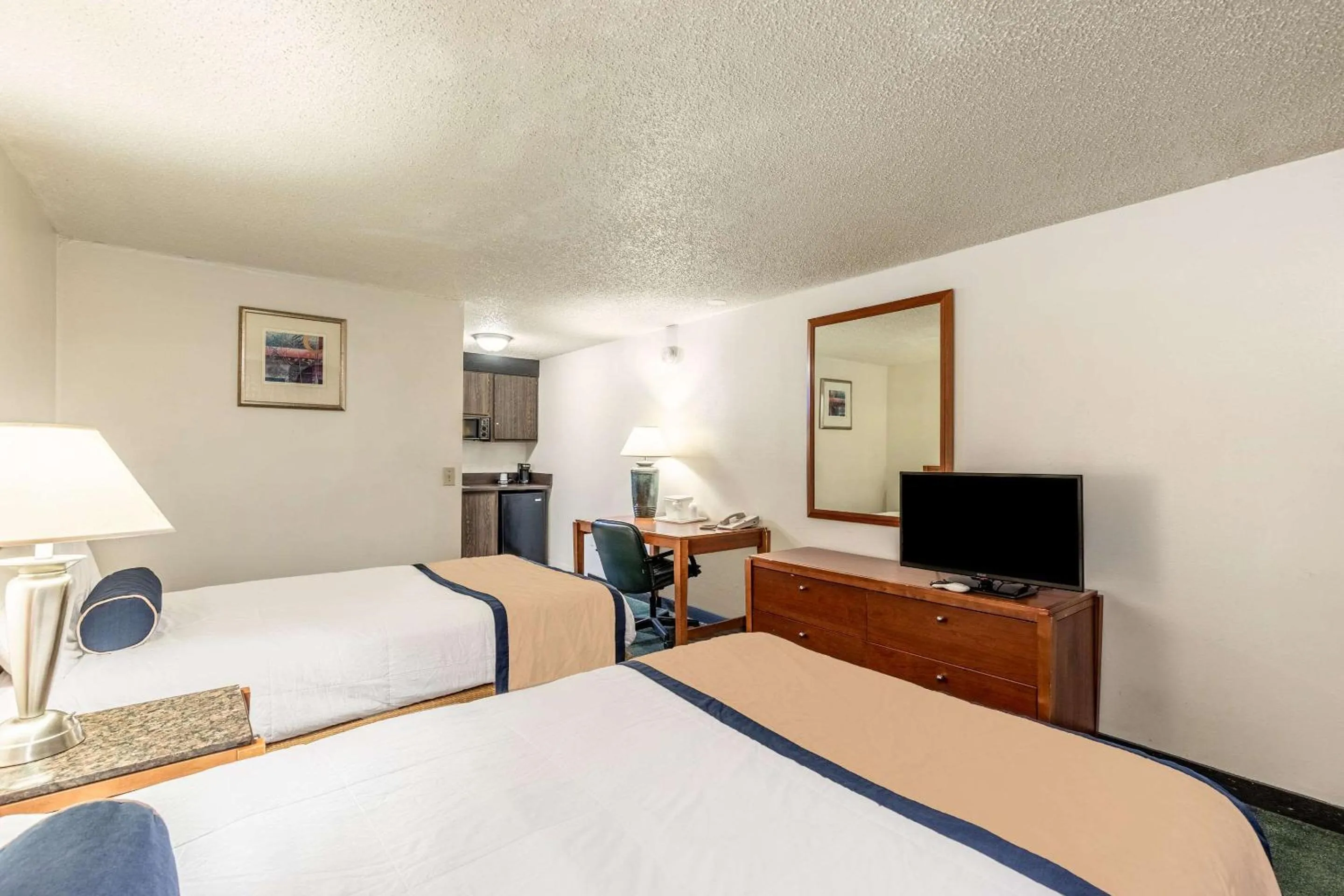 Photo of the whole room, Bed in Value Inn Kenosha I-94 - Exit 344