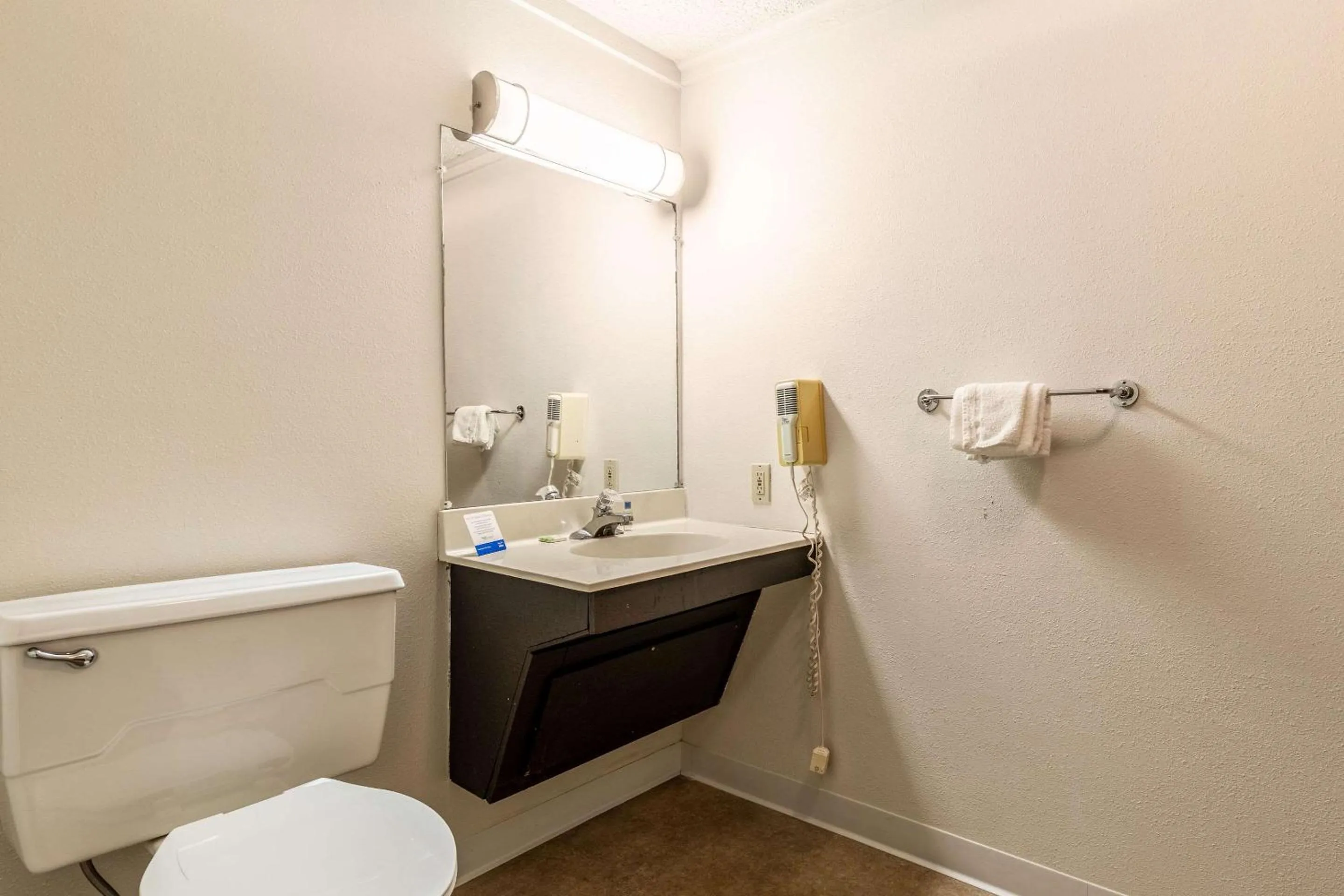 Bathroom in Value Inn Kenosha I-94 - Exit 344