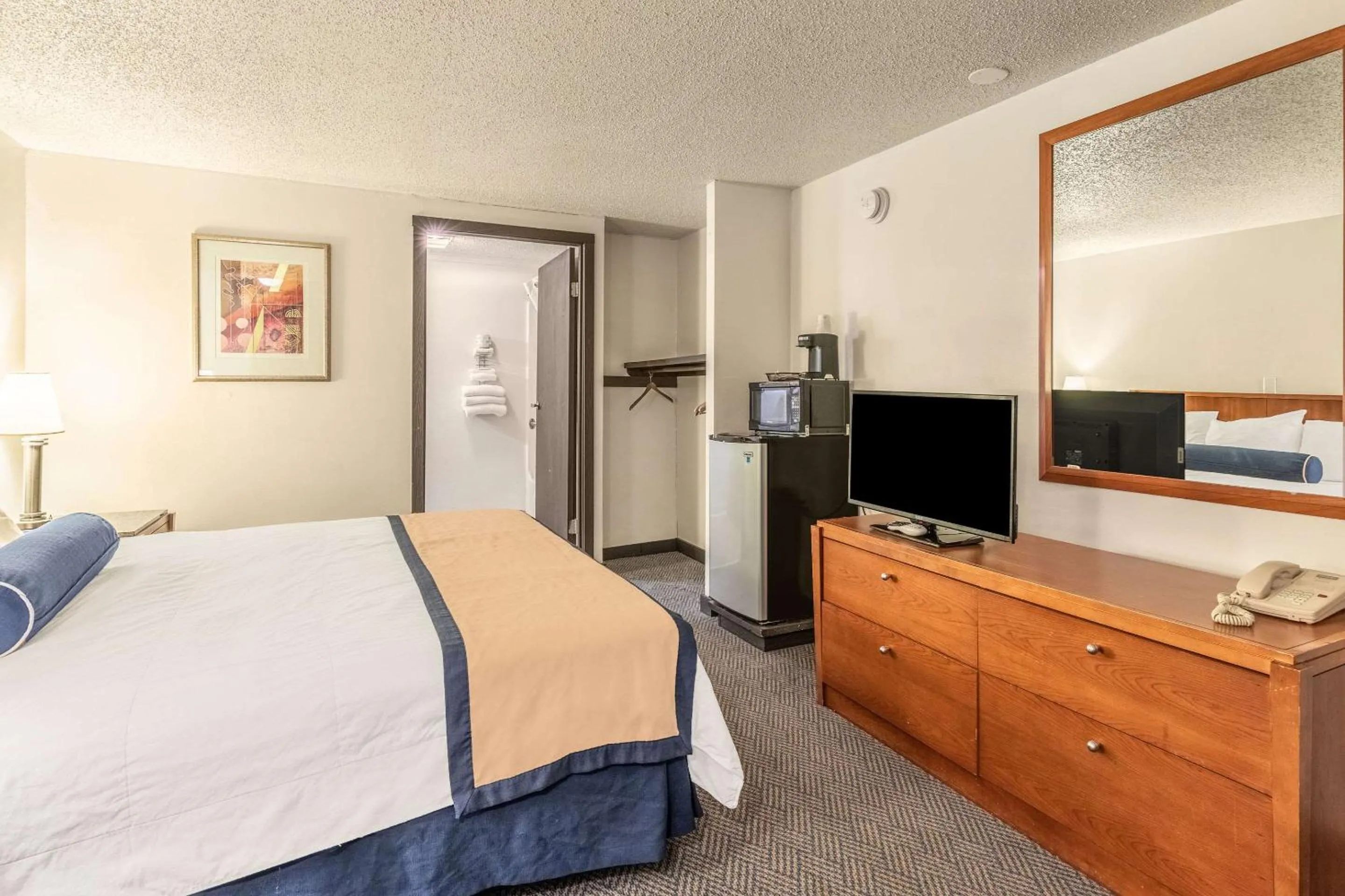 Photo of the whole room, Bed in Value Inn Kenosha I-94 - Exit 344