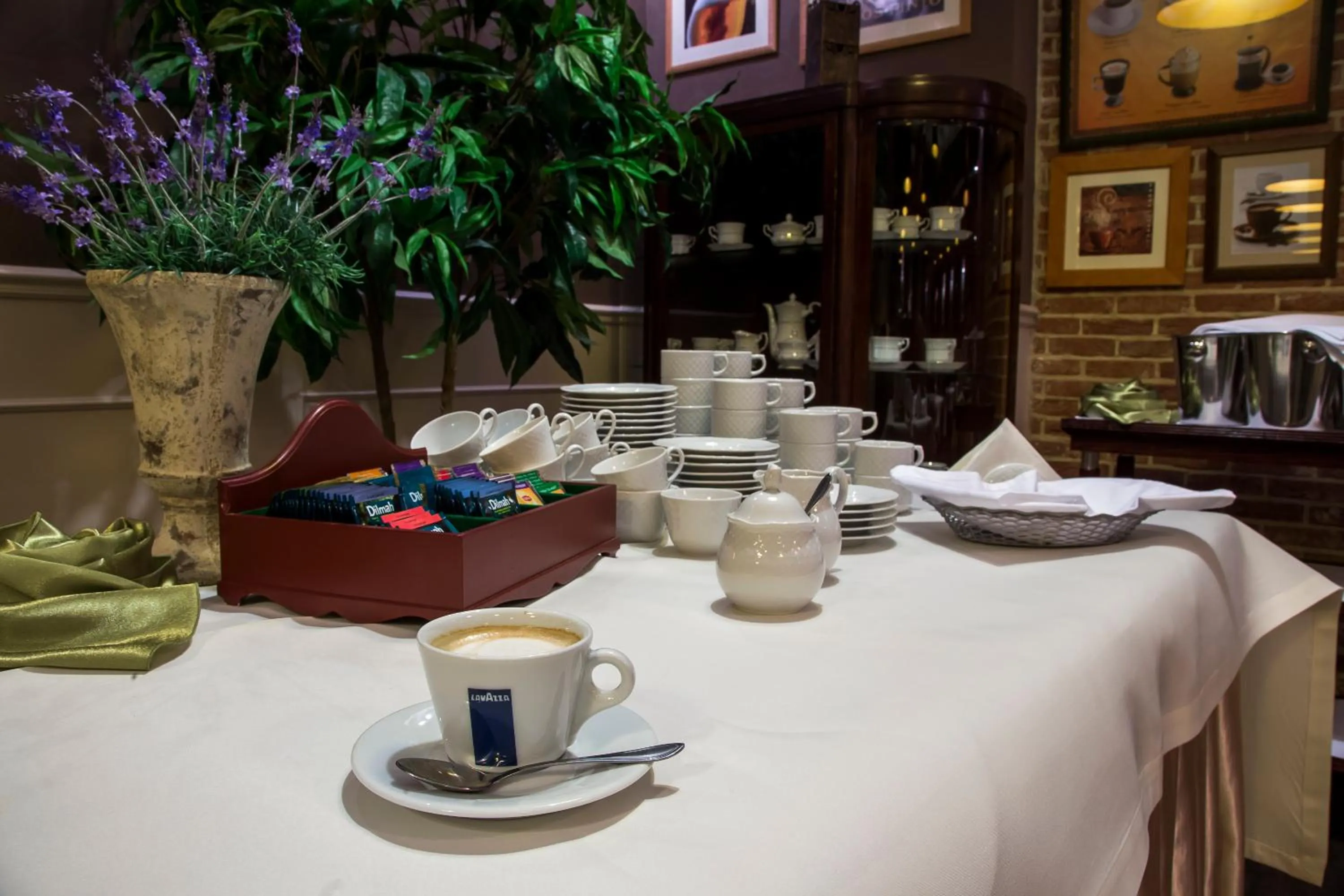 Coffee/tea facilities in Maestro Inn