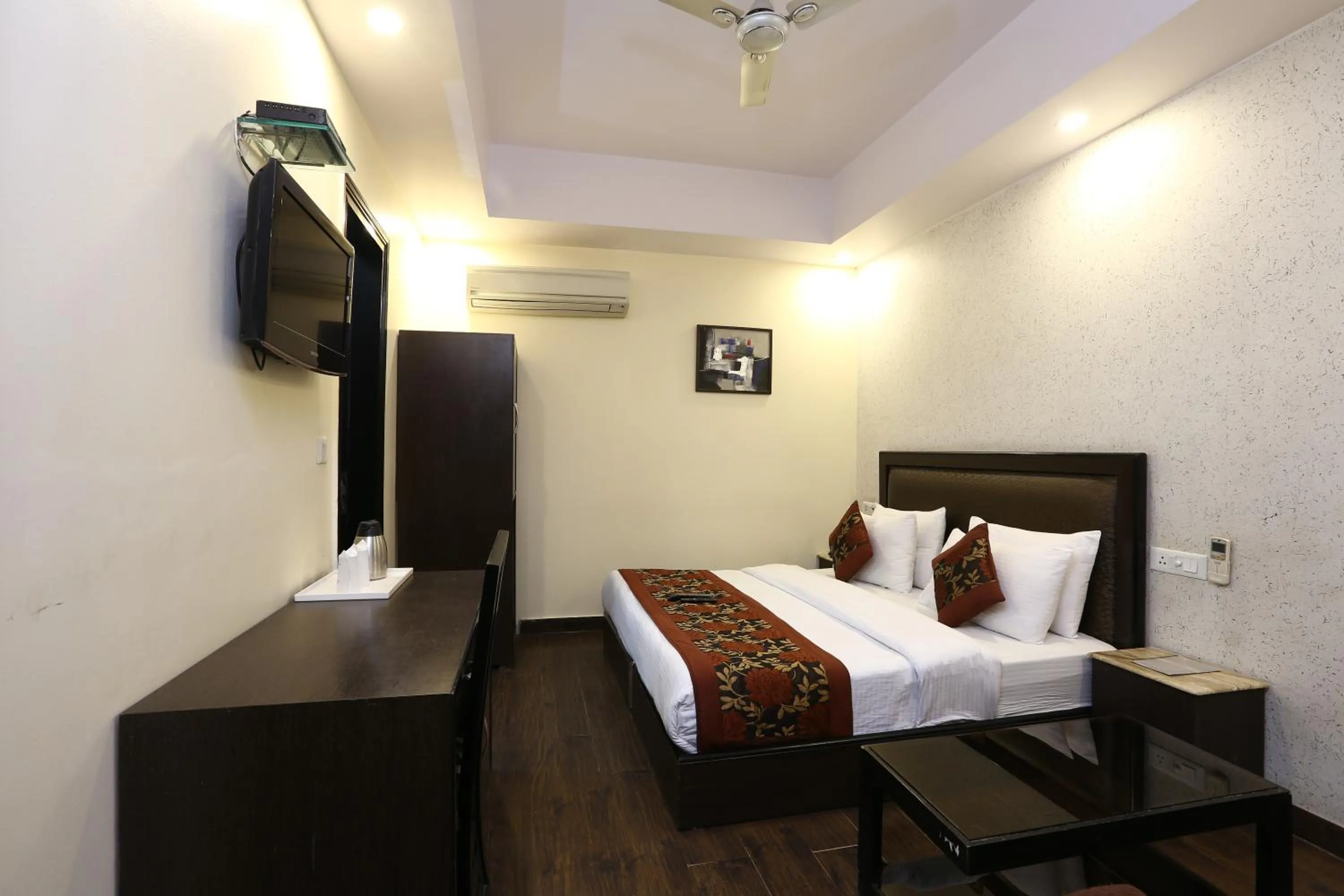 Bedroom, Bed in Hotel Kingston Park near Ganga Ram Hospital