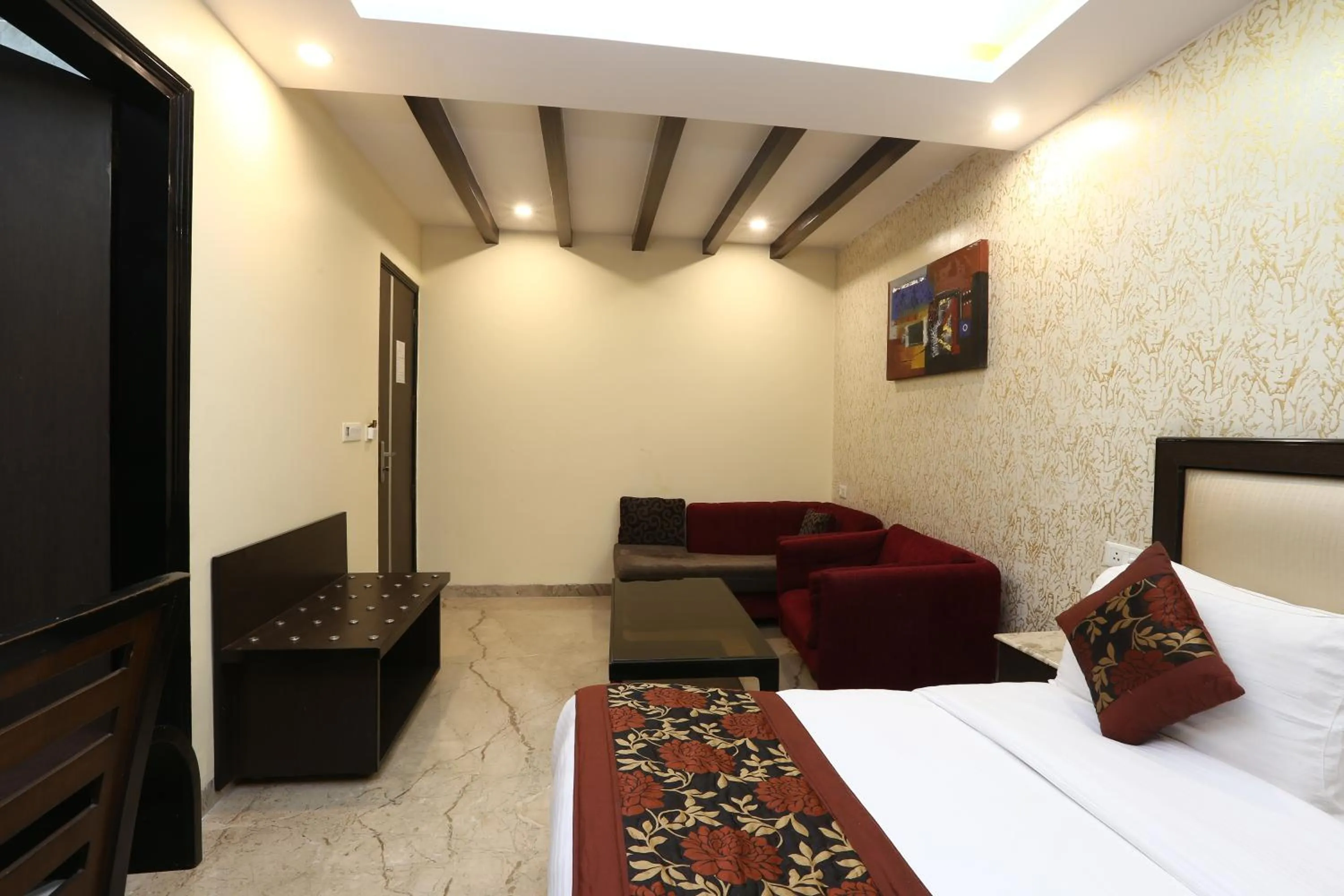 Bed in Hotel Kingston Park near Ganga Ram Hospital