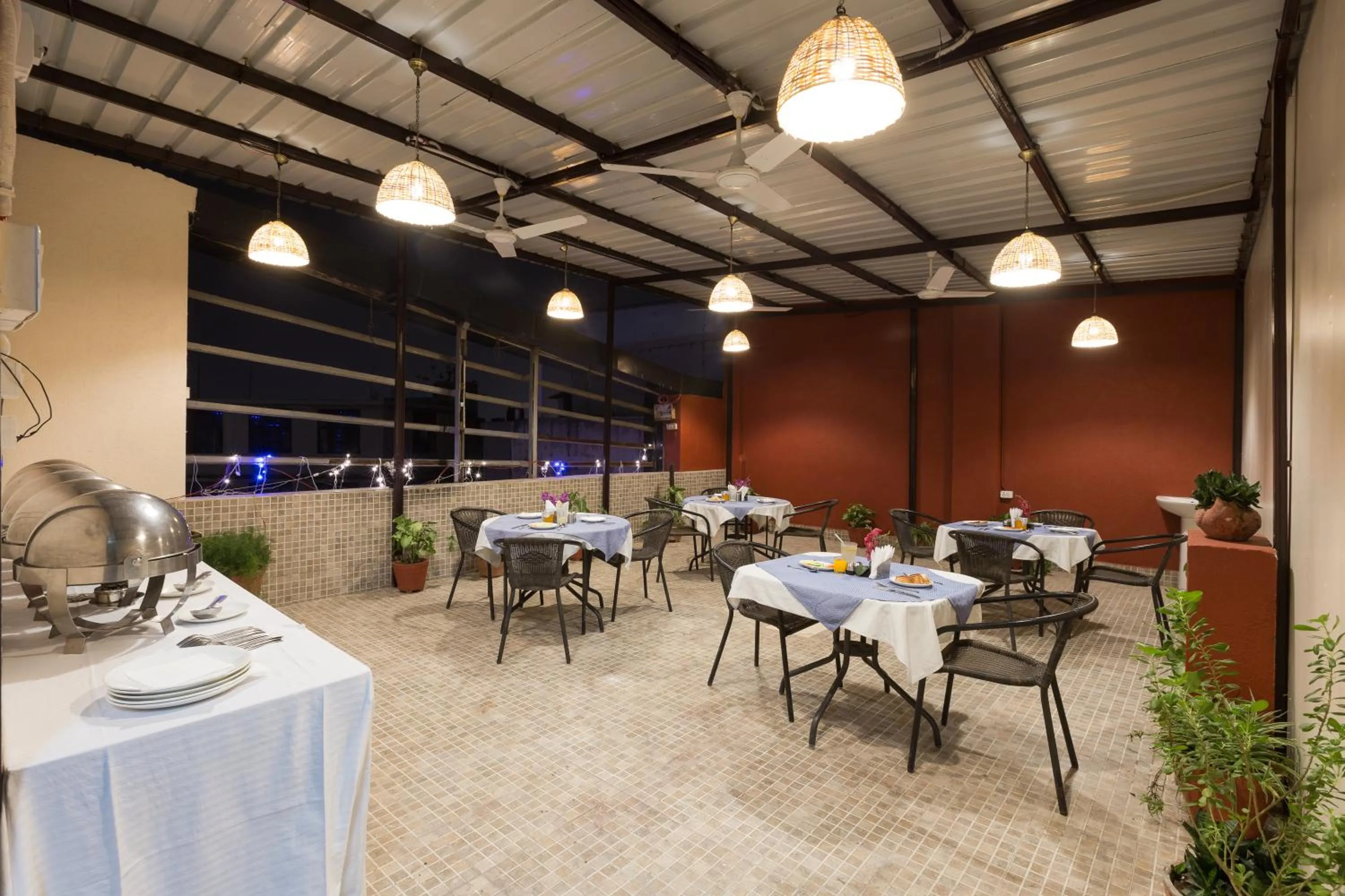 Restaurant/places to eat in Hotel Kingston Park near Ganga Ram Hospital