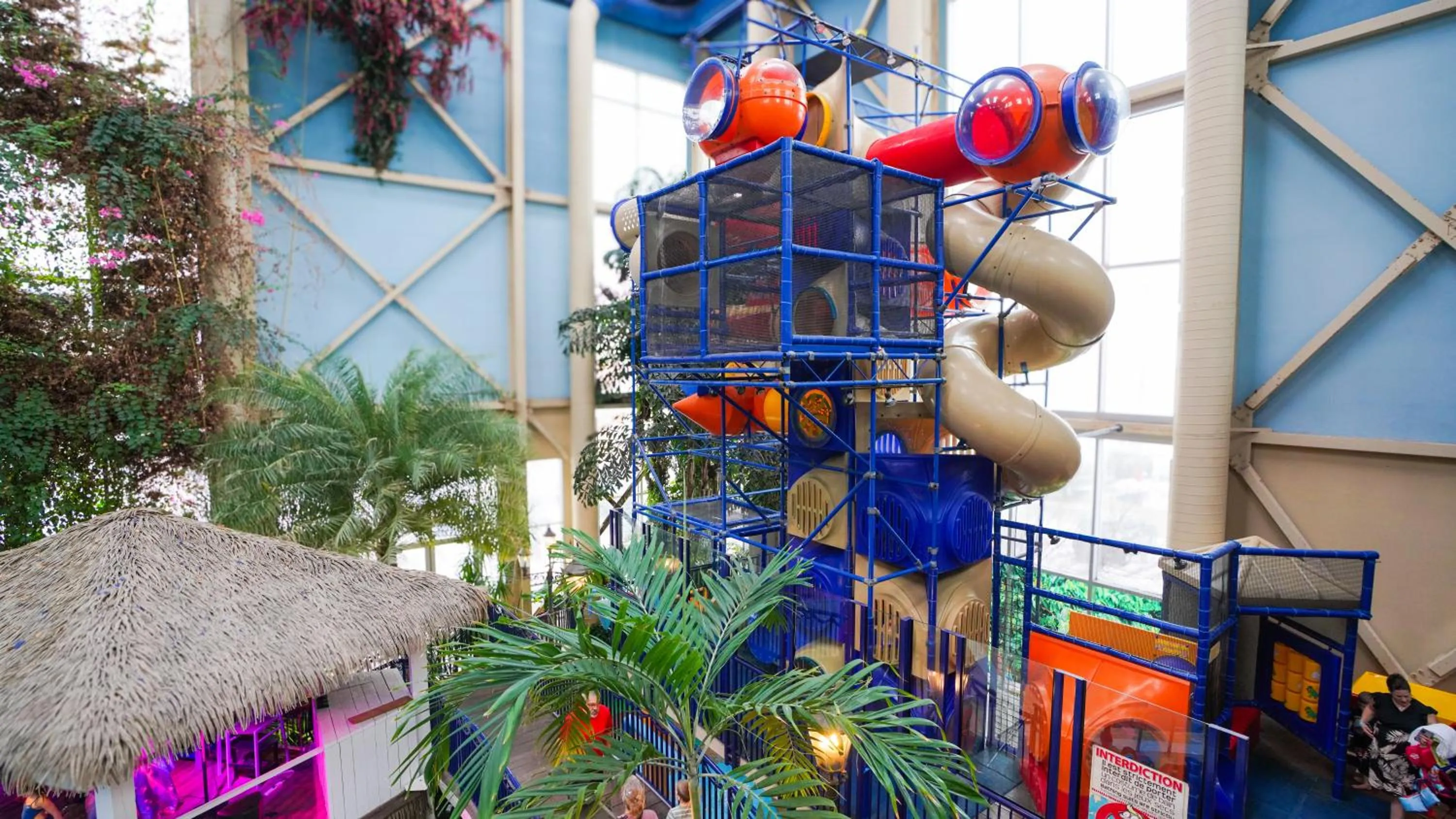 Children play ground in L'Hôtel Québec par JARO