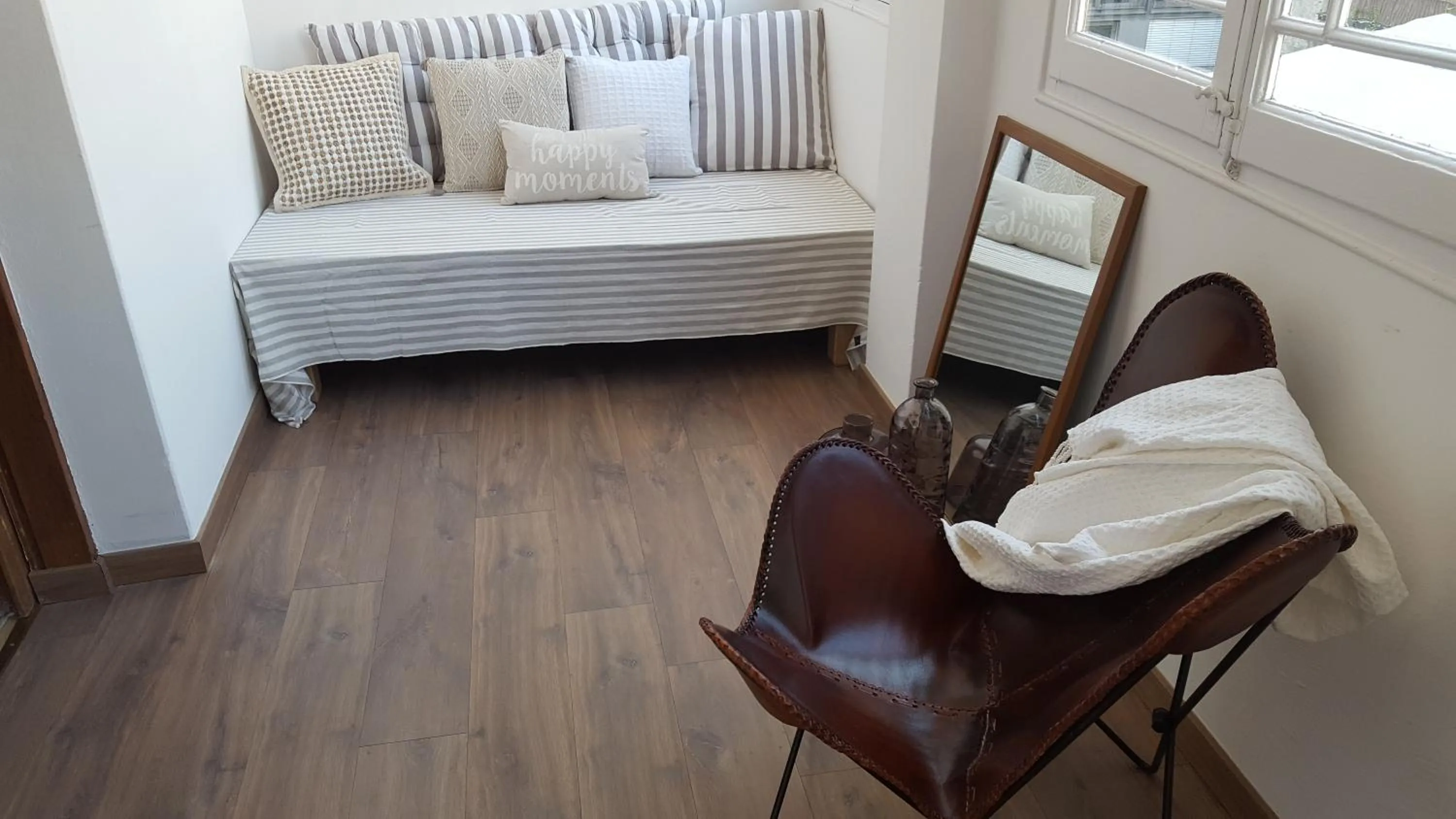 Library, Bed in Hostal Girona