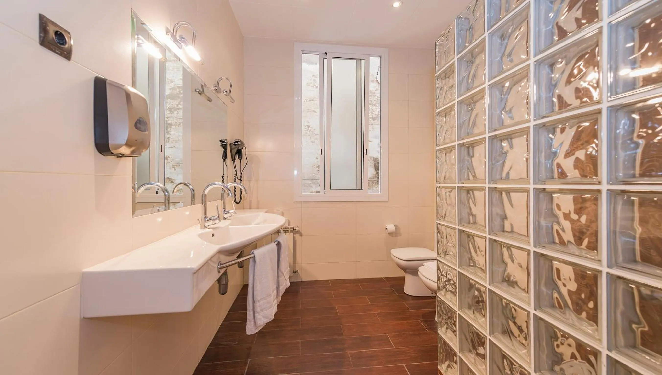 Bathroom in Hostal Girona