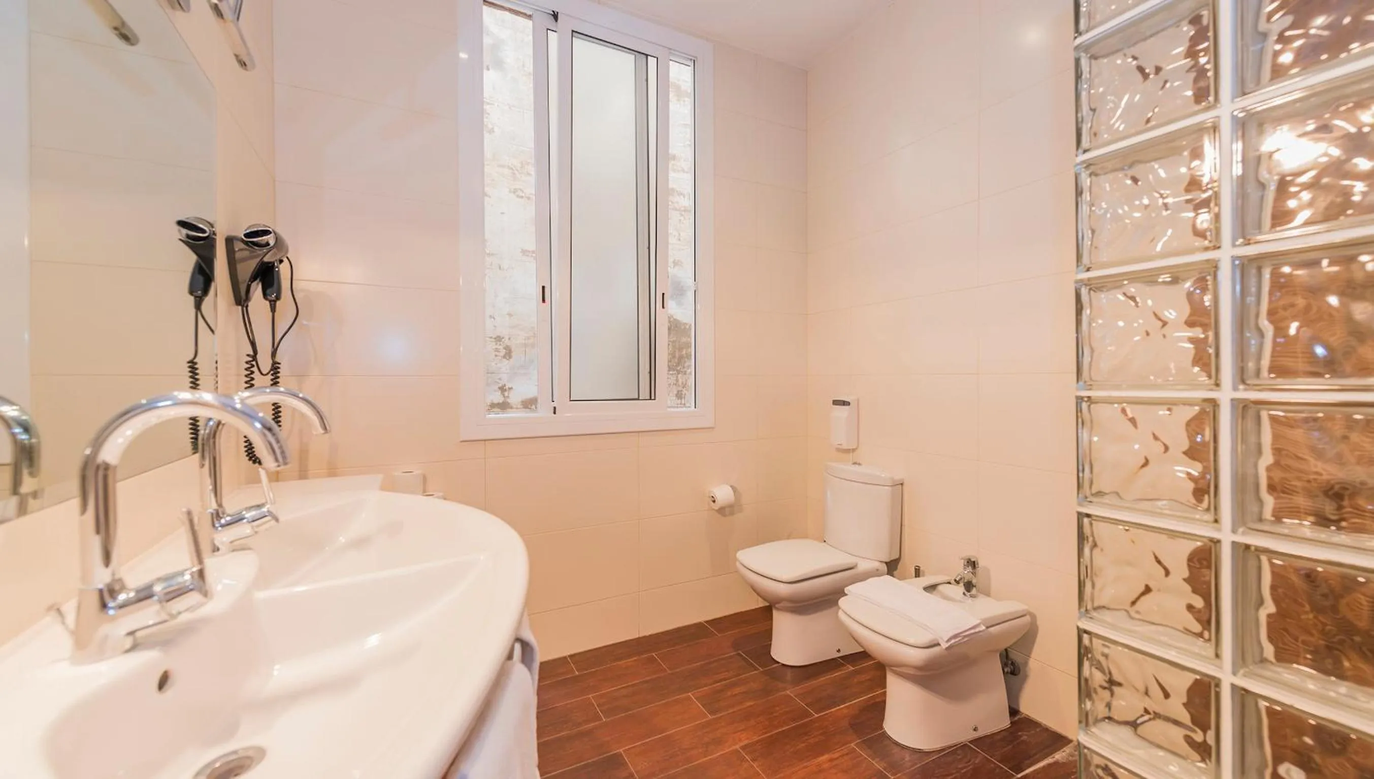 Bathroom in Hostal Girona