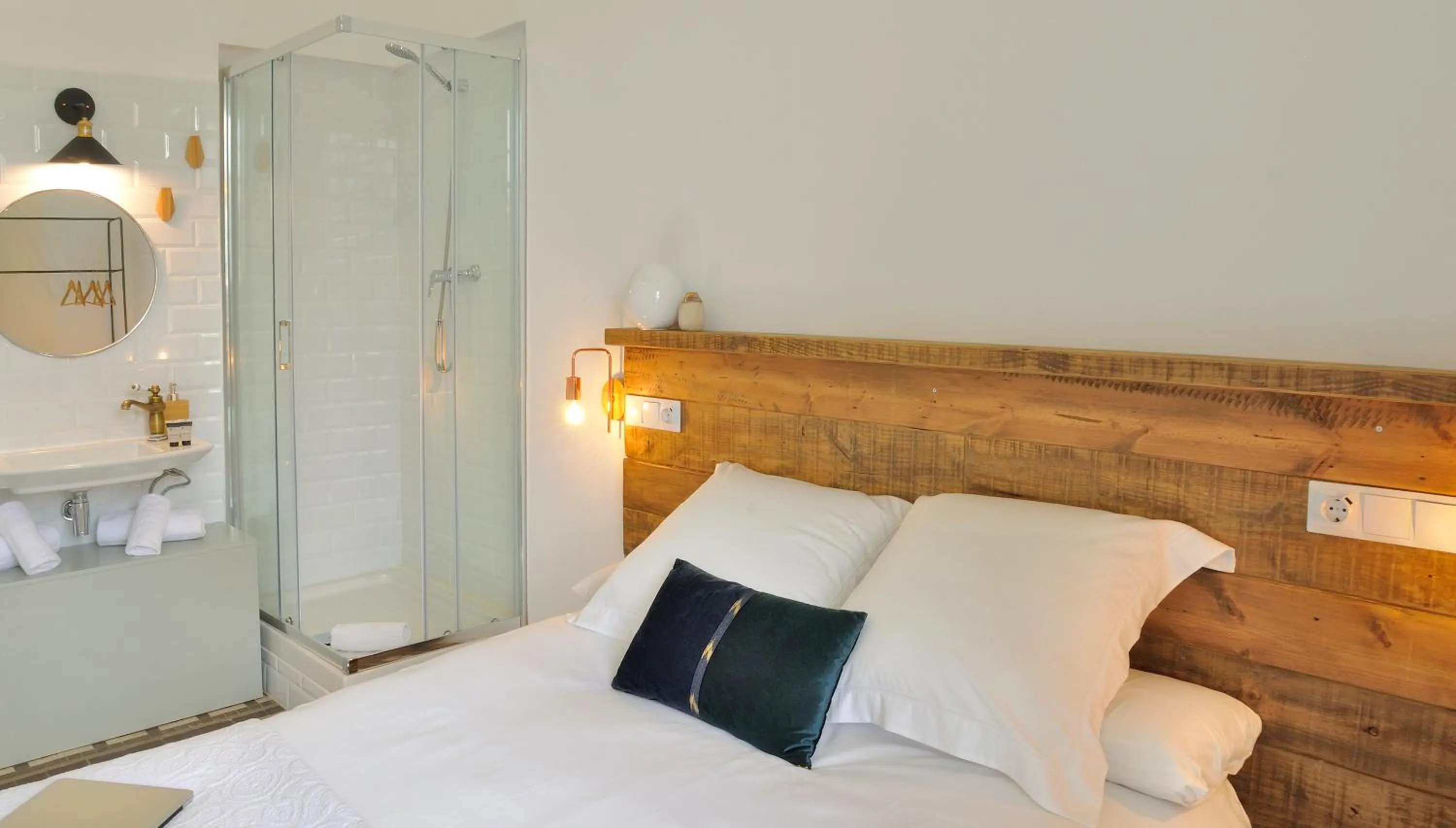 Shower, Bed in Hostal Girona