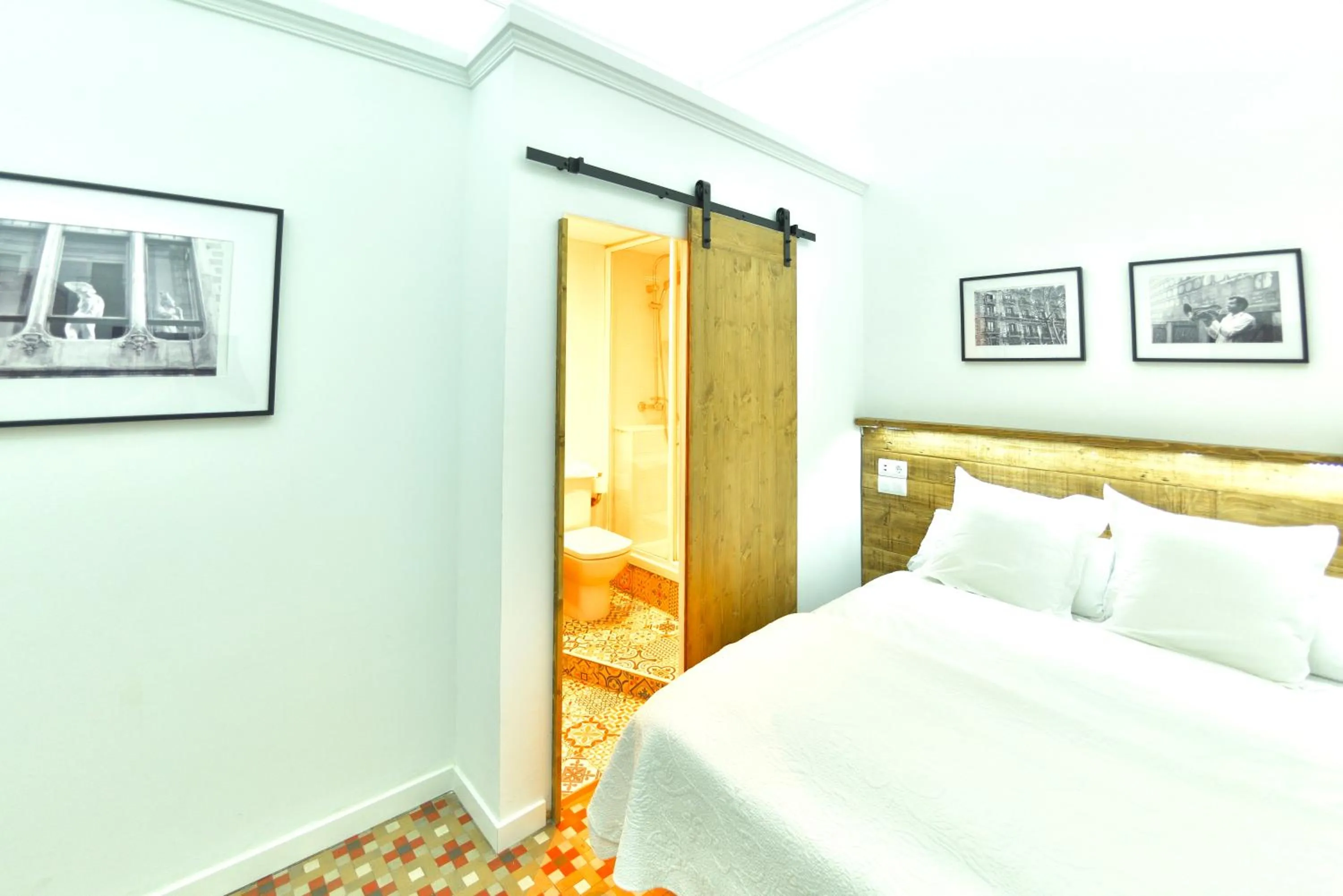 Bathroom, Bed in Hostal Girona