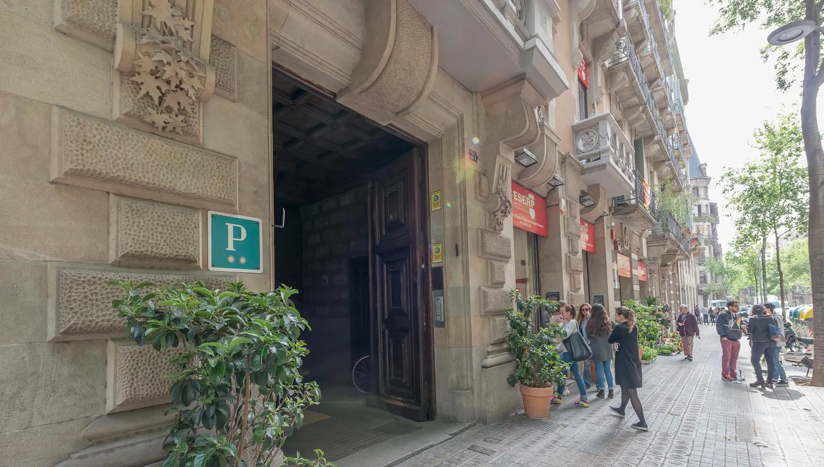 Facade/entrance in Hostal Girona