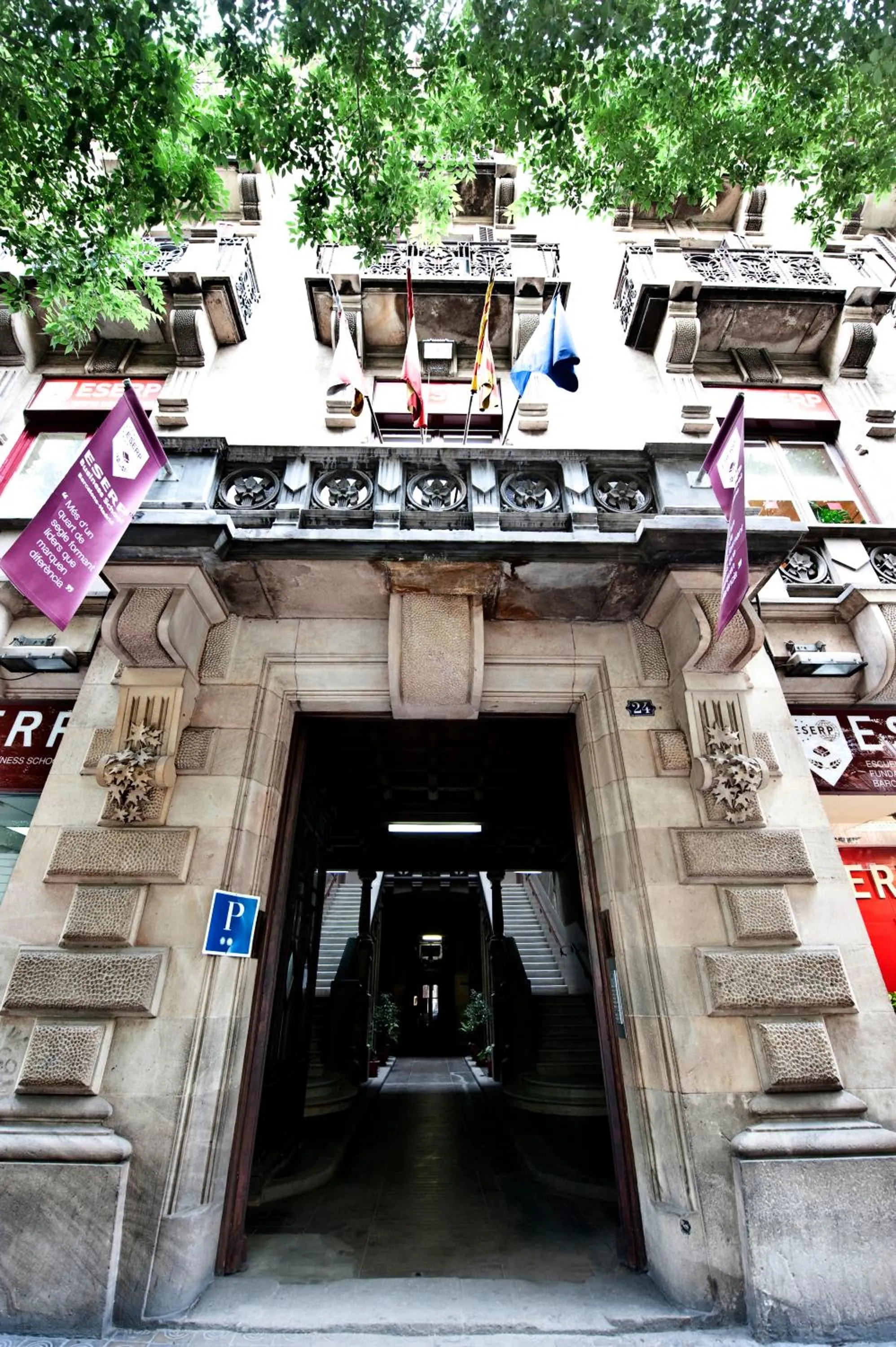 Facade/entrance in Hostal Girona
