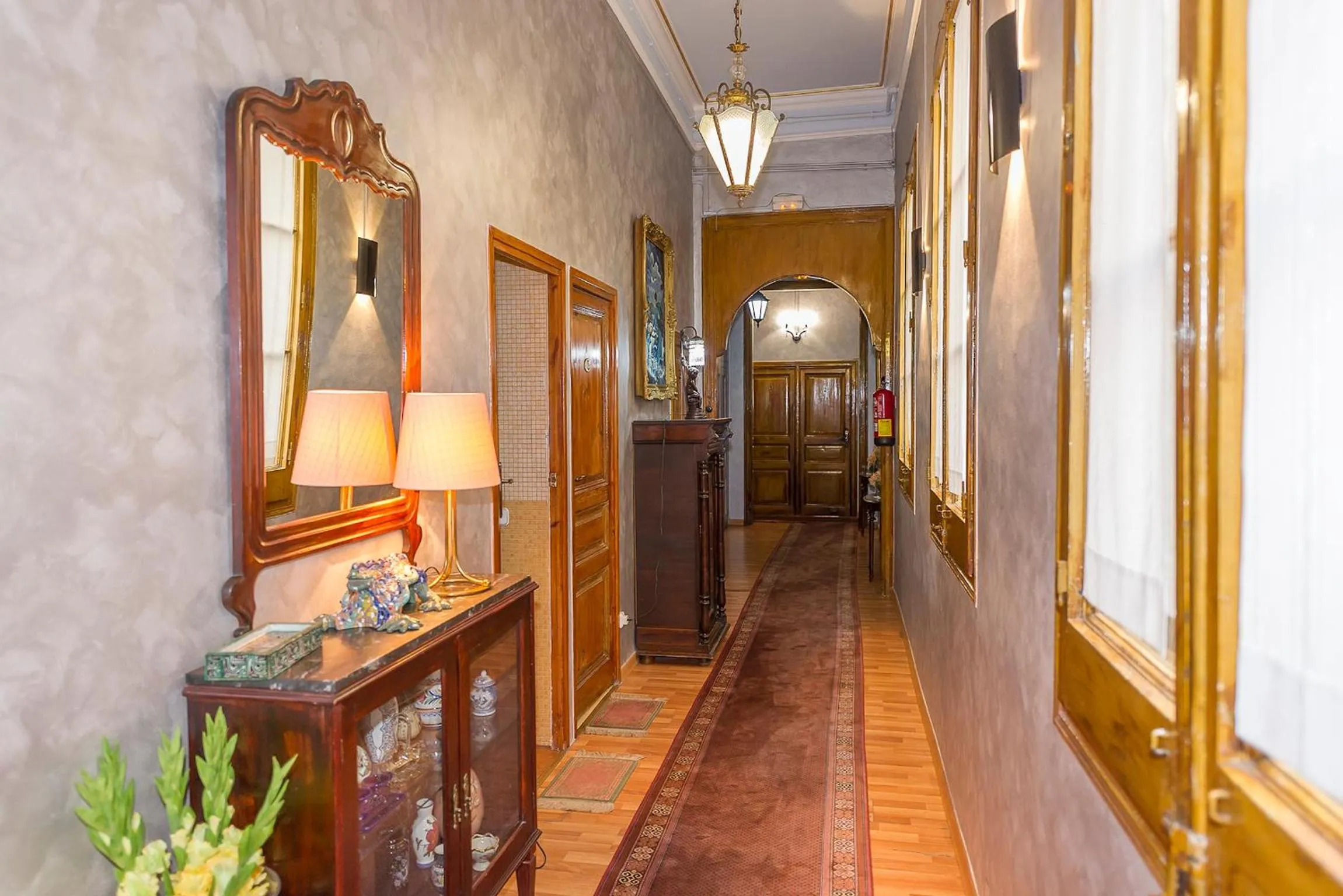 Area and facilities in Hostal Girona