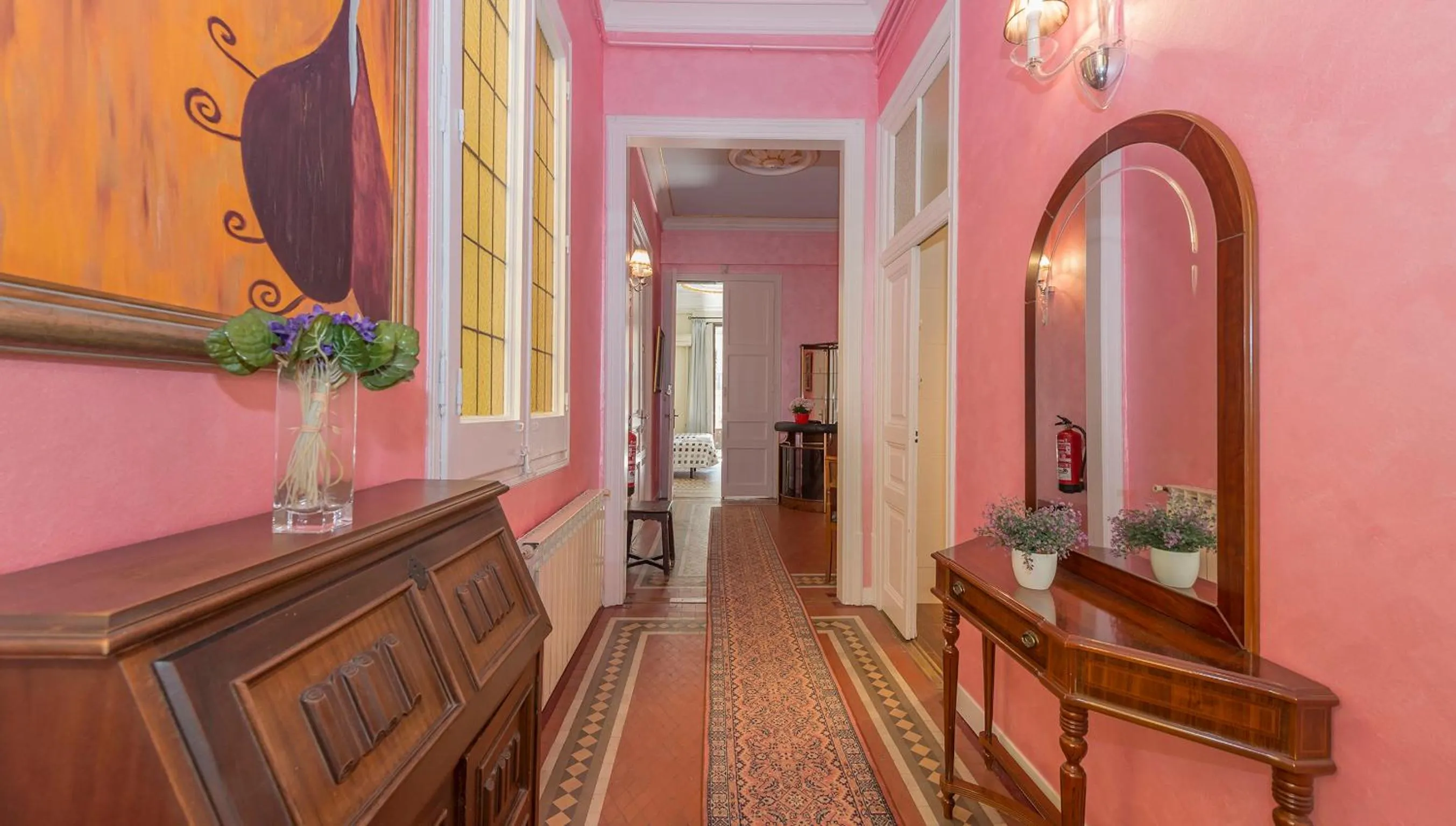 Area and facilities in Hostal Girona