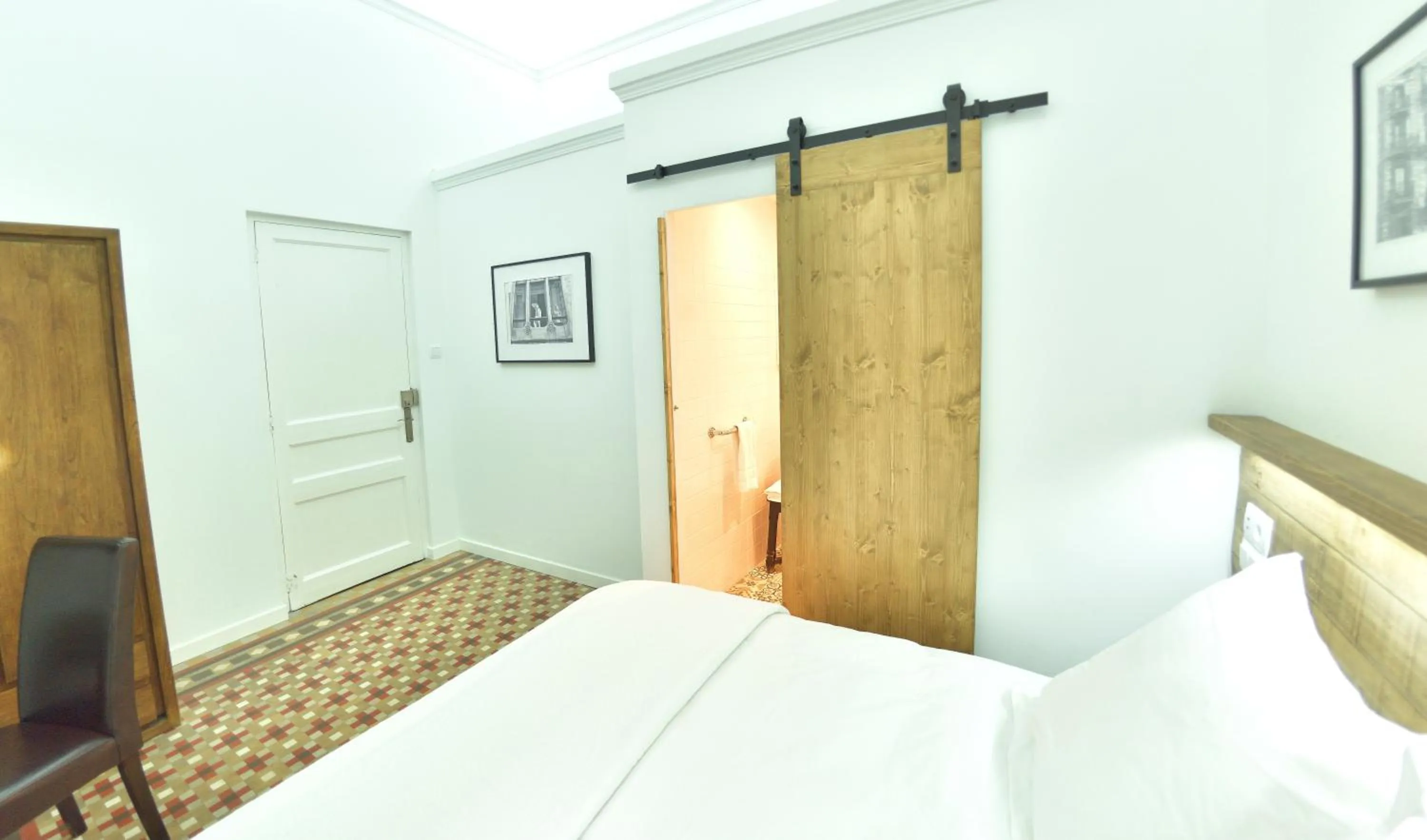 Bathroom, Bed in Hostal Girona