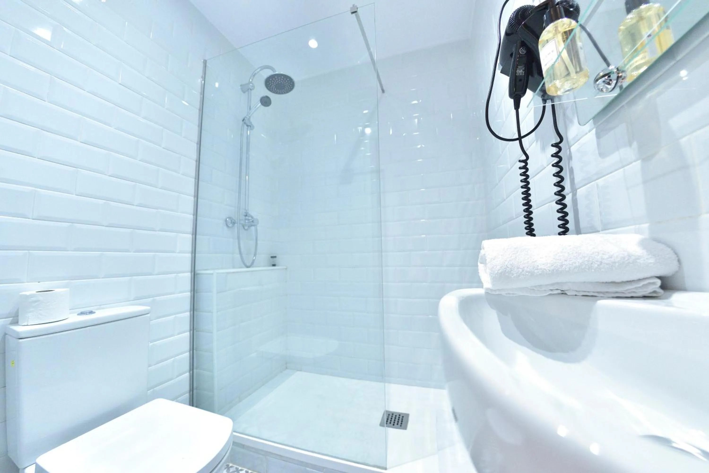 Bathroom in Hostal Girona