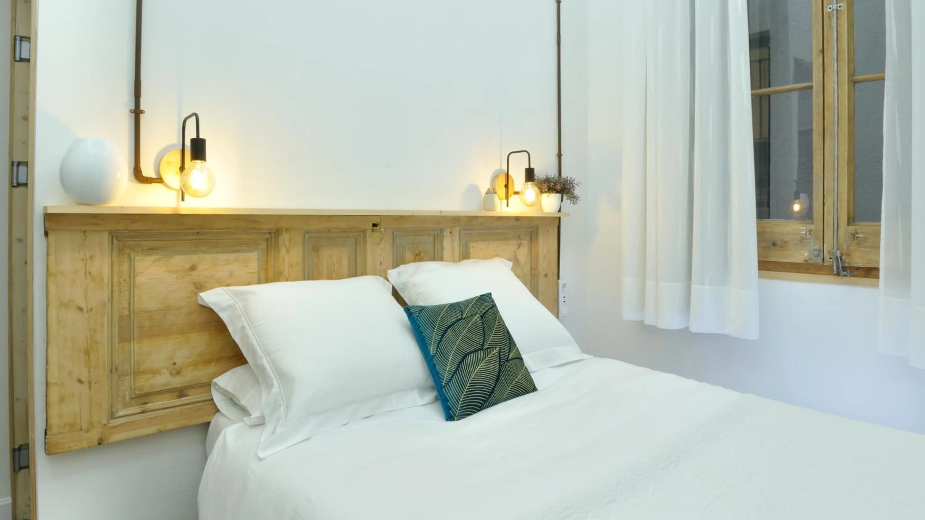 Bed in Hostal Girona